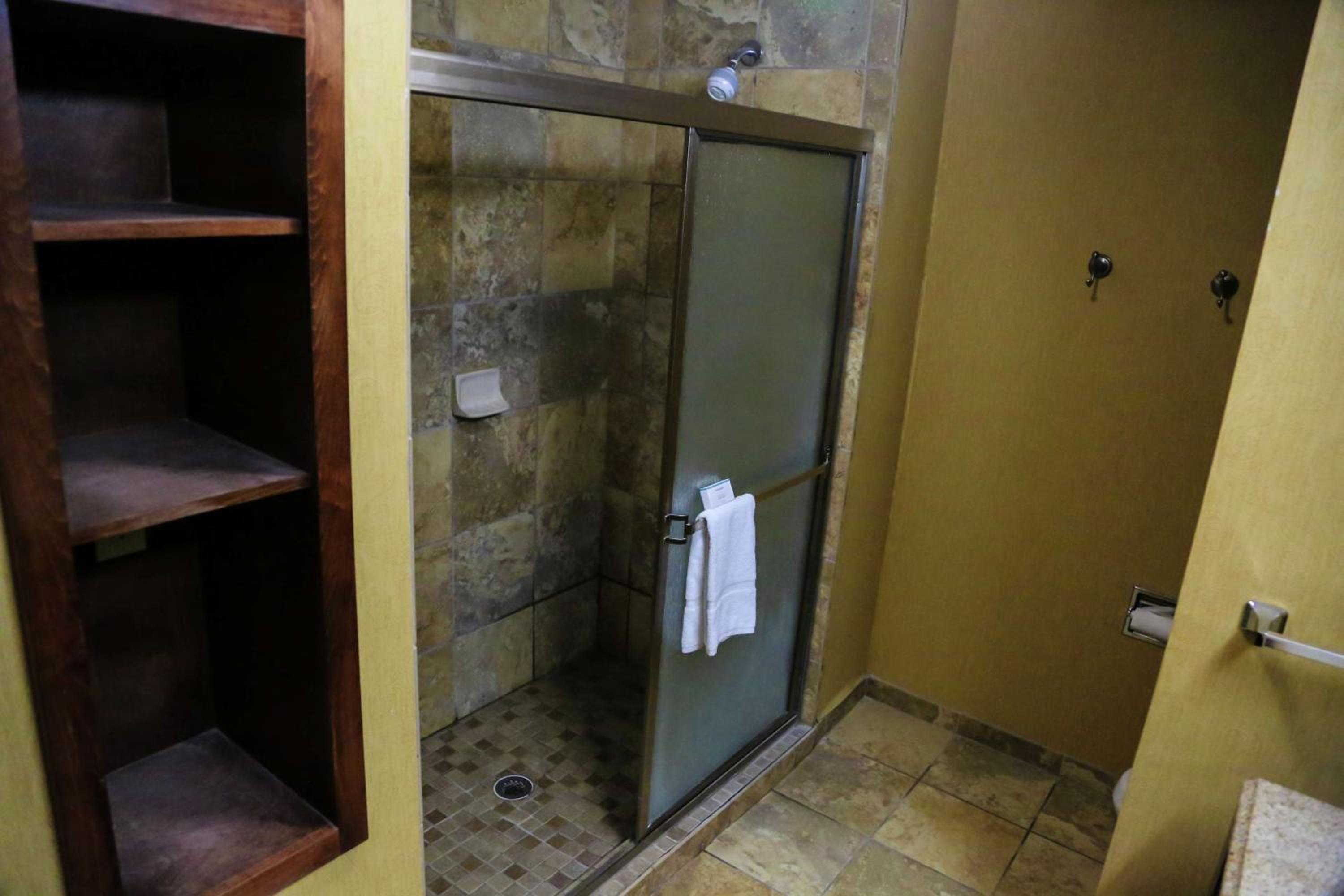 King Room - Non-Smoking - Photo 4