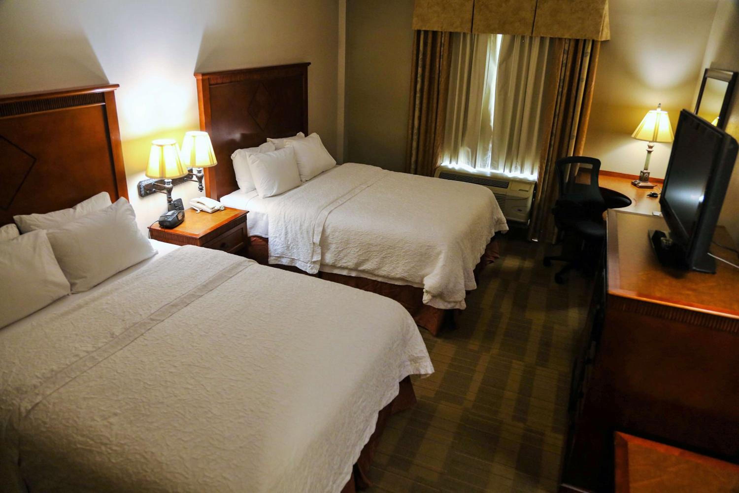 Room with Two Queen Beds - Non-Smoking - Photo 4