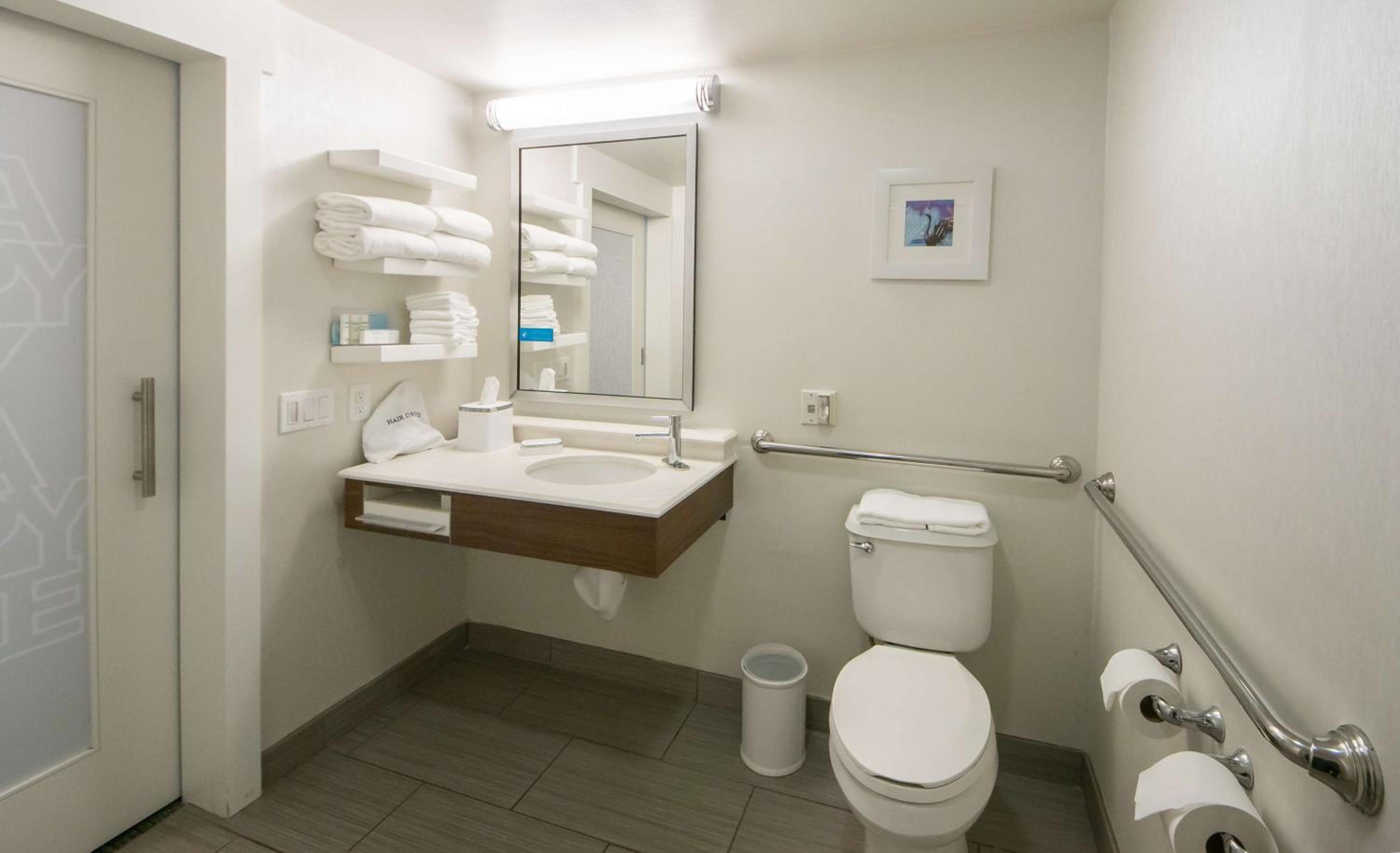 King Room with Accessible Tub - Mobility and Hearing Access/Non-Smoking - Photo 2