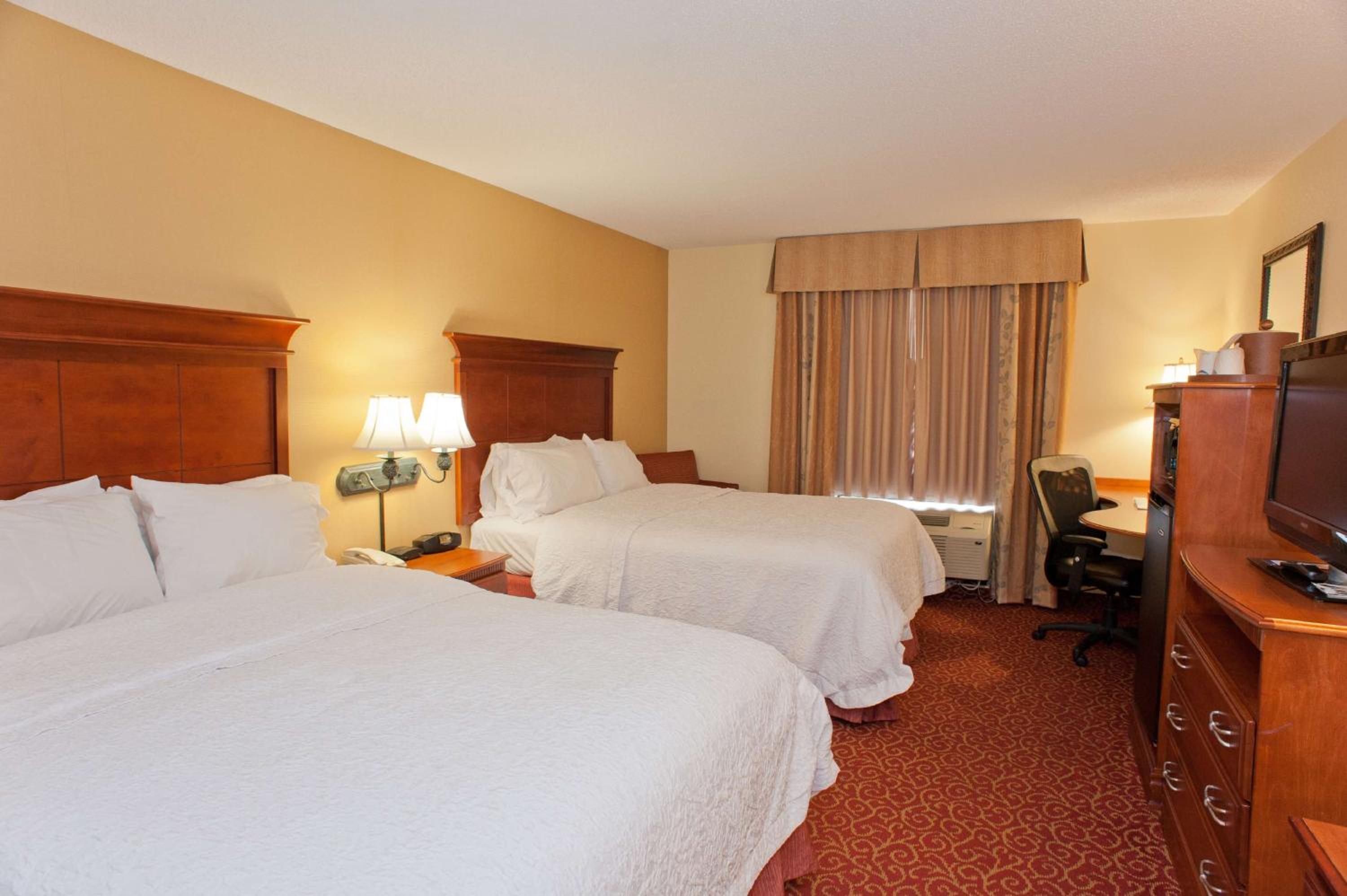 Room with Two Queen Beds - Non-Smoking - Photo 3