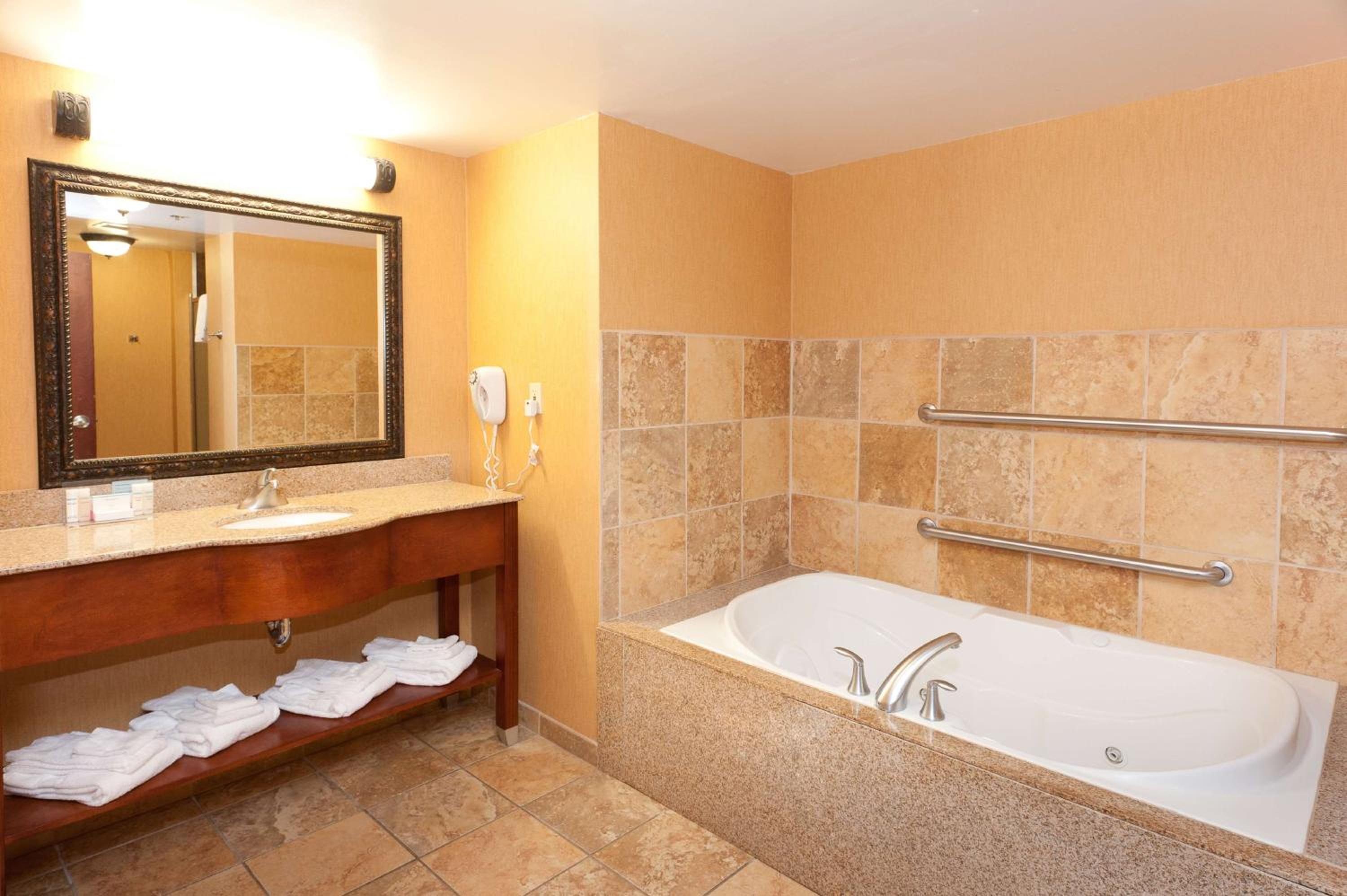 One-Bedroom King Suite with Whirlpool - Non-Smoking  - Photo 6