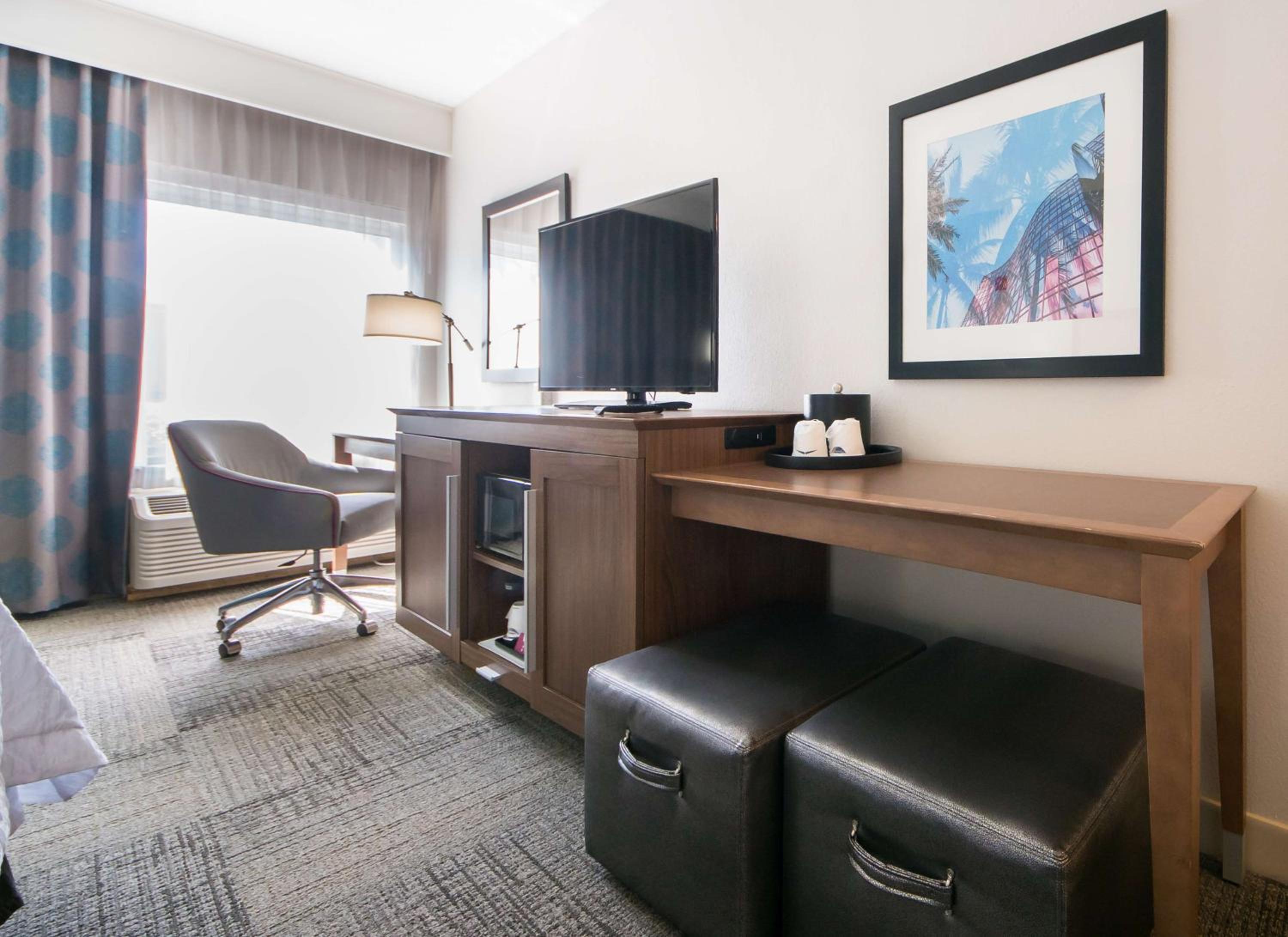 King Room with Sofa Bed - Non-Smoking - Photo 4