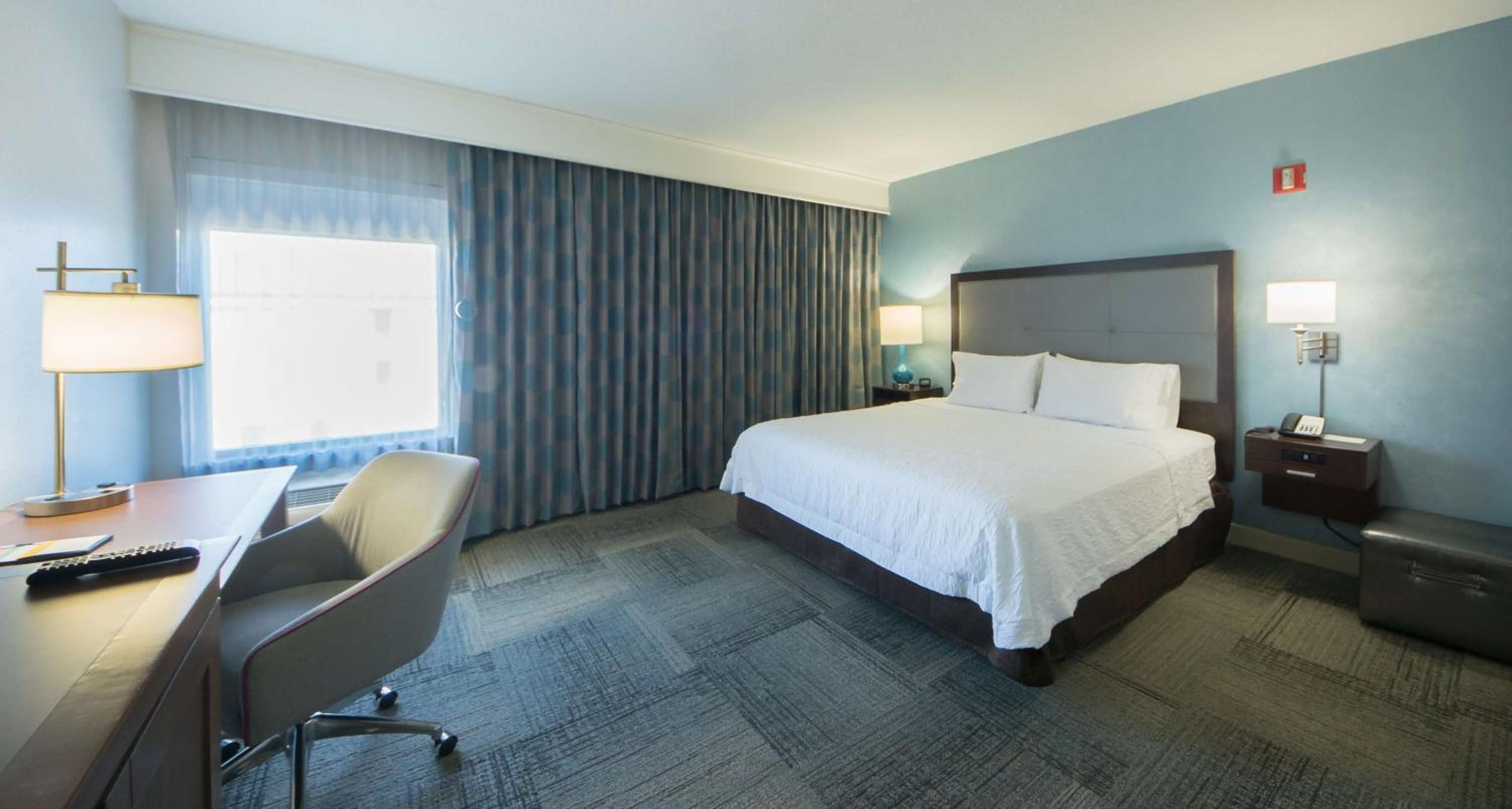 King Room with Accessible Tub - Mobility and Hearing Access/Non-Smoking - Photo 4