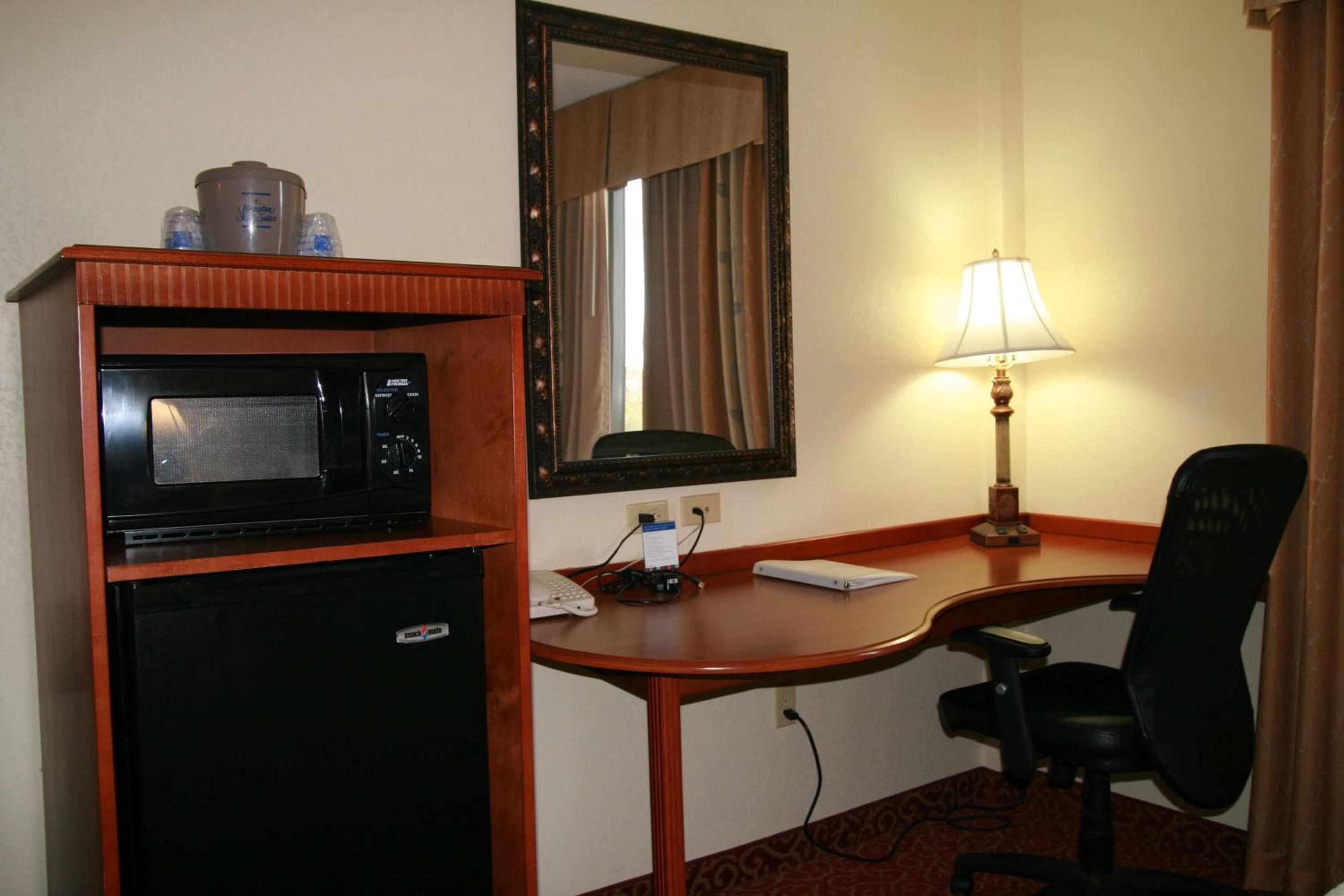 Room with Two Queen Beds - Non-Smoking - Photo 7