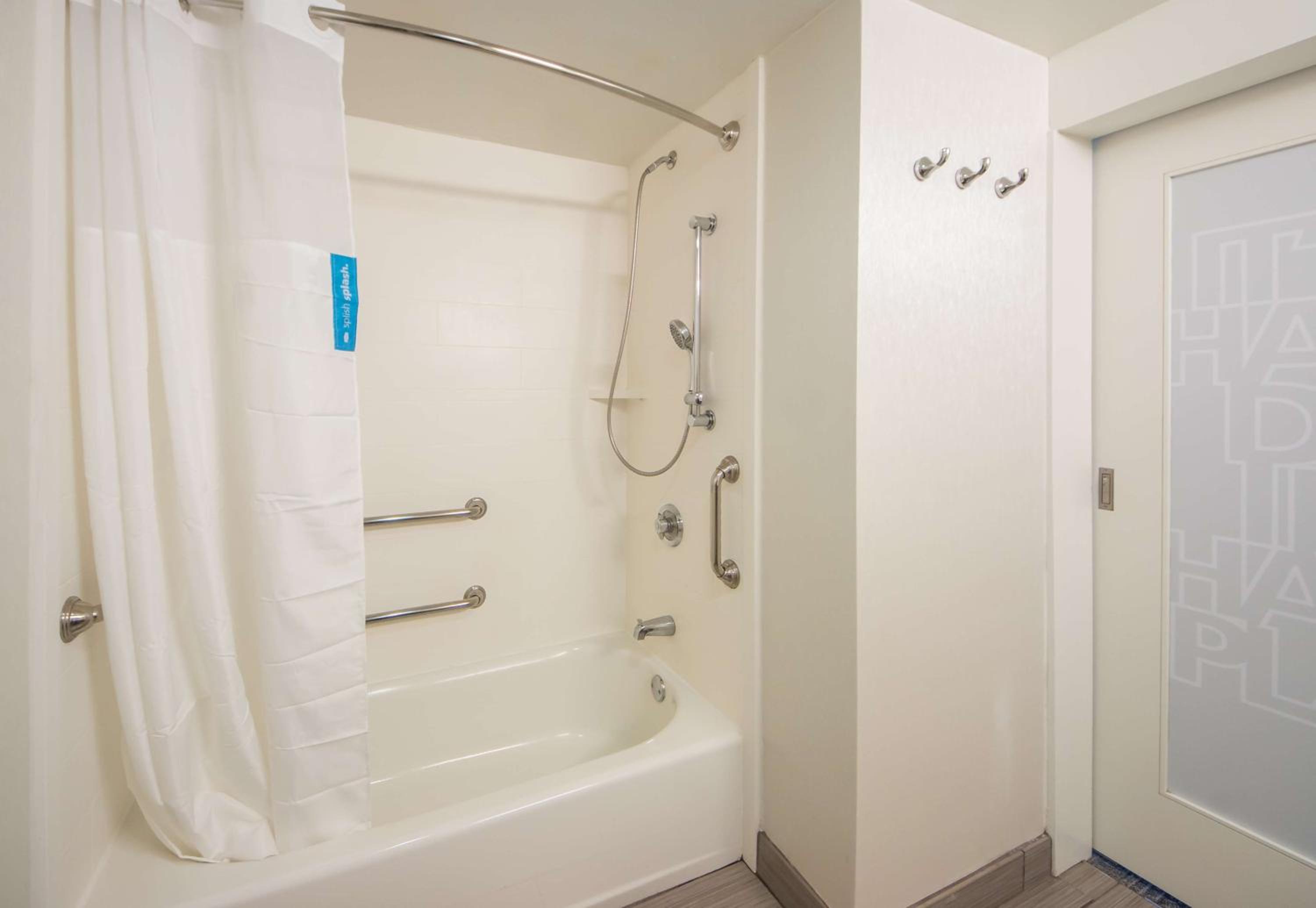 King Room with Accessible Tub - Mobility and Hearing Access/Non-Smoking - Photo 3