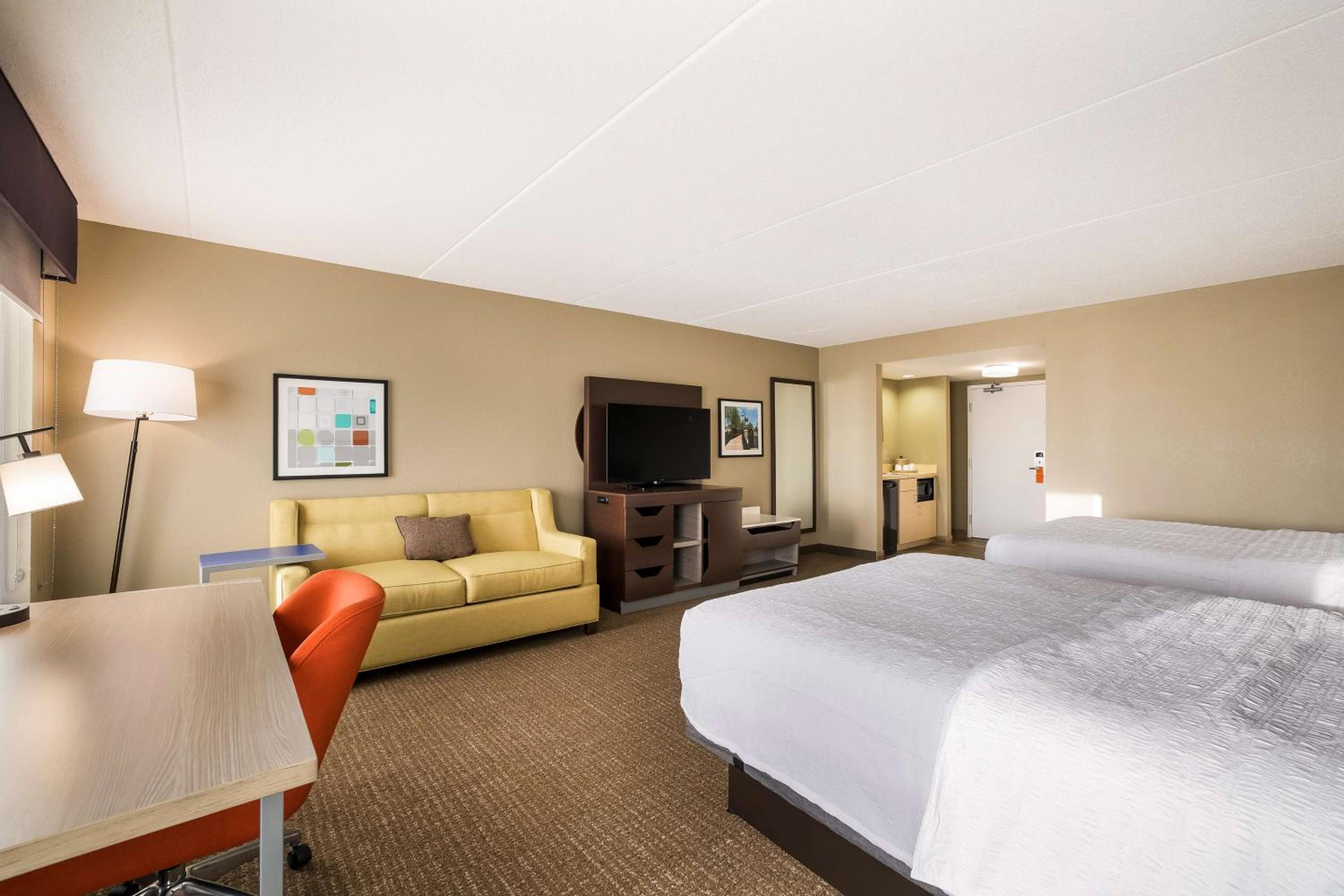 Deluxe Queen Room with Two Queen Beds- Non-Smoking - Photo 1
