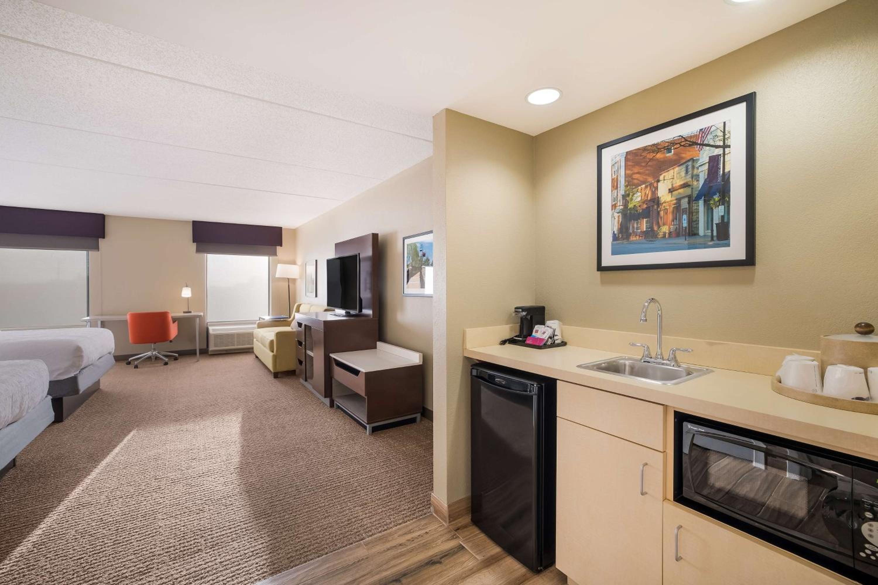 Deluxe Queen Room with Two Queen Beds- Non-Smoking - Photo 5