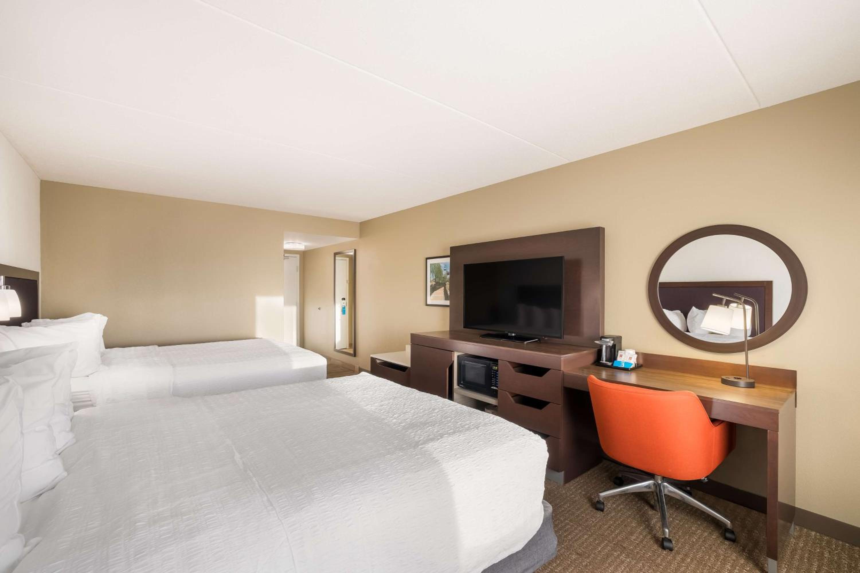 Room with Two Queen Beds - Non-Smoking - Photo 3