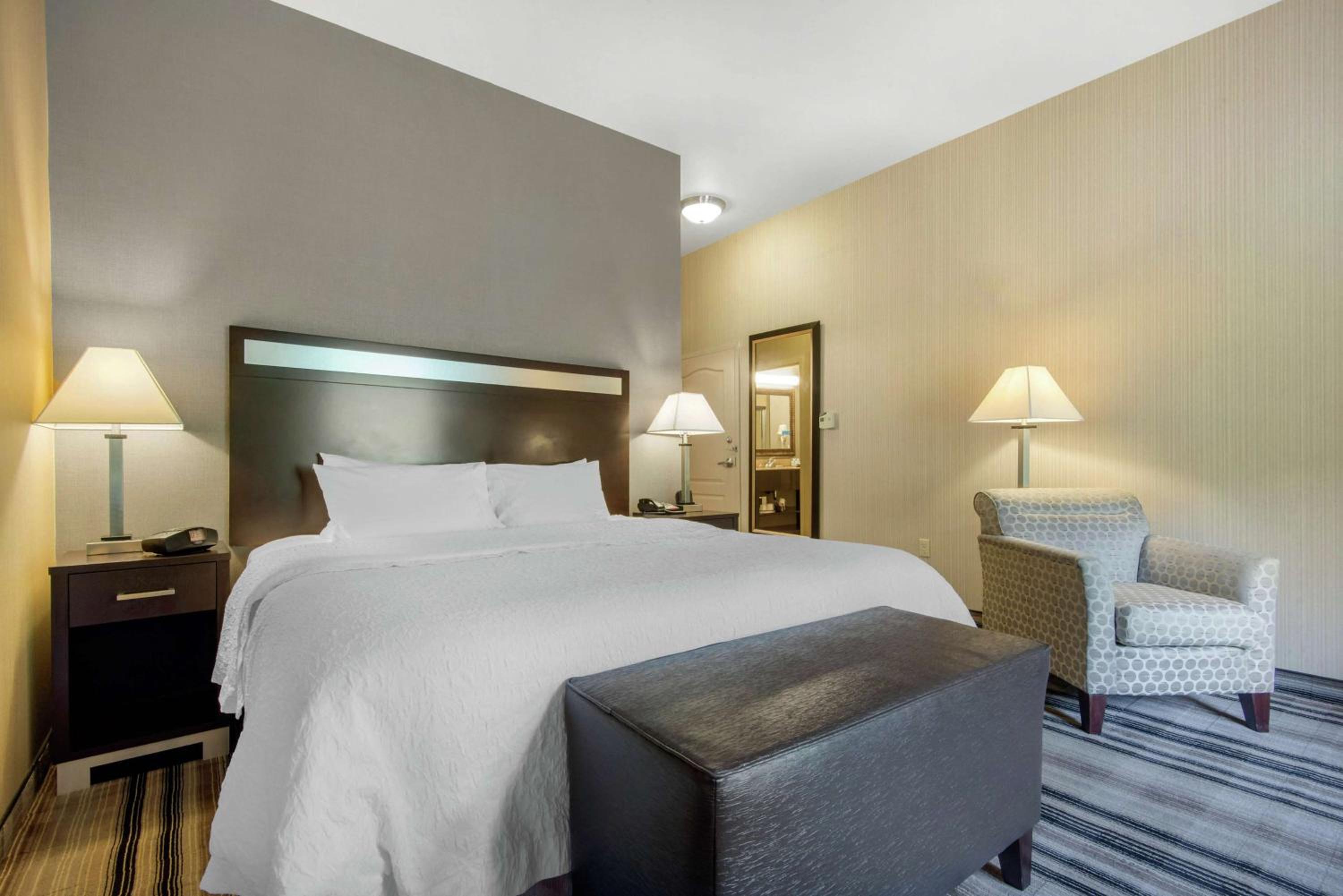 King Room - Non-Smoking - Photo 2