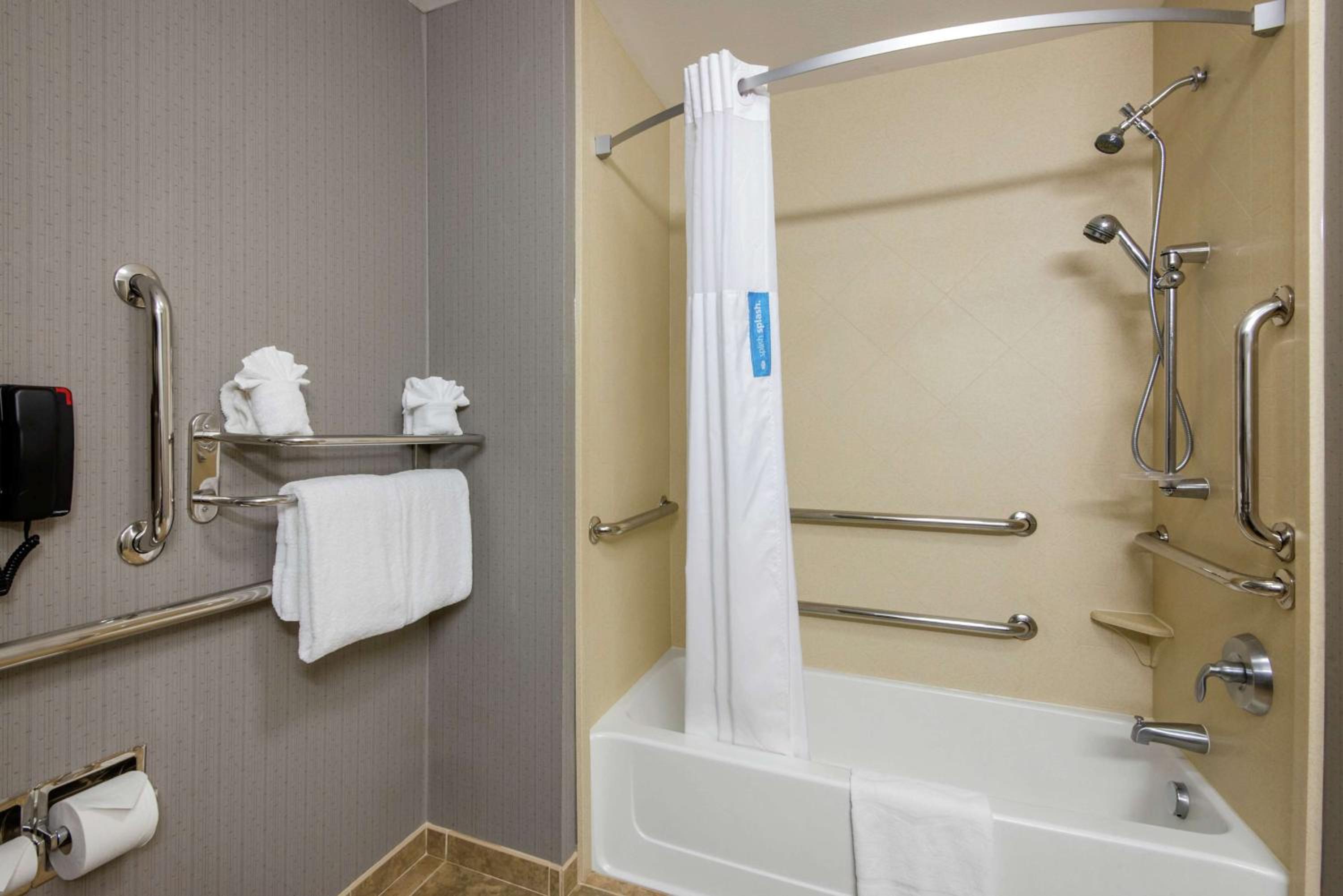 King Room with Accessible Tub - Mobility and Hearing Access/Non-Smoking - Photo 2