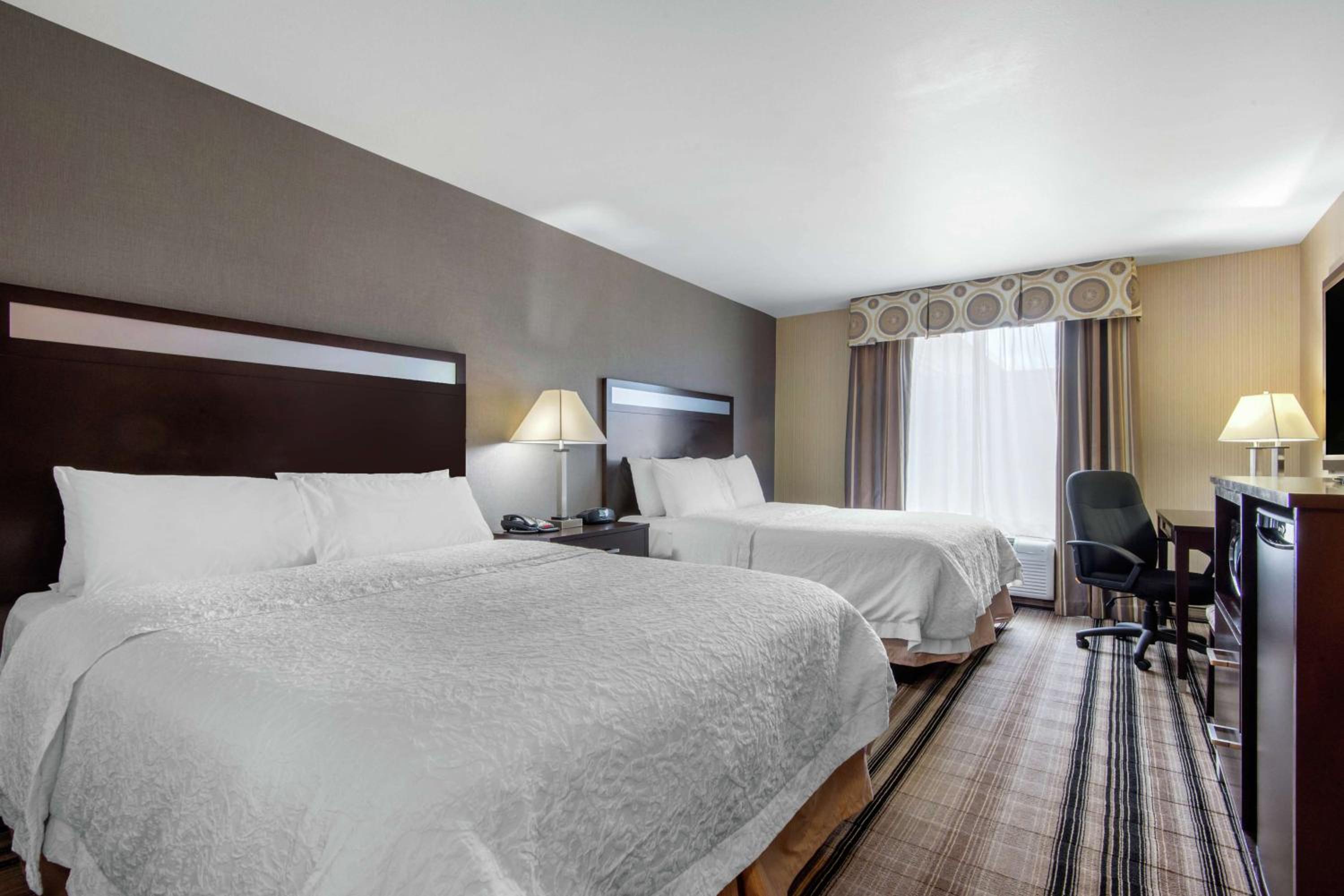 Room with Two Queen Beds - Non-Smoking - Photo 3