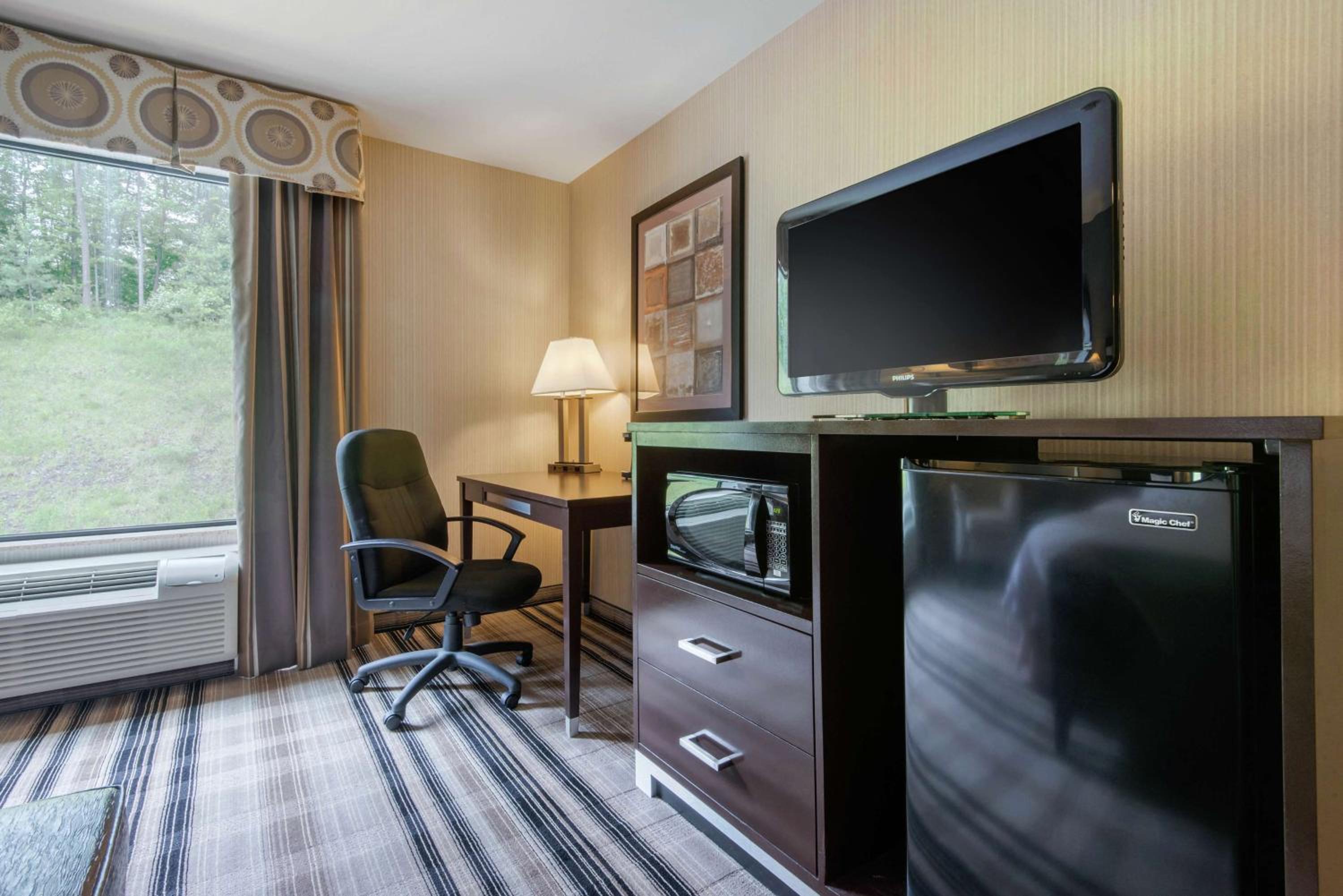 King Room with Accessible Tub - Mobility and Hearing Access/Non-Smoking - Photo 4