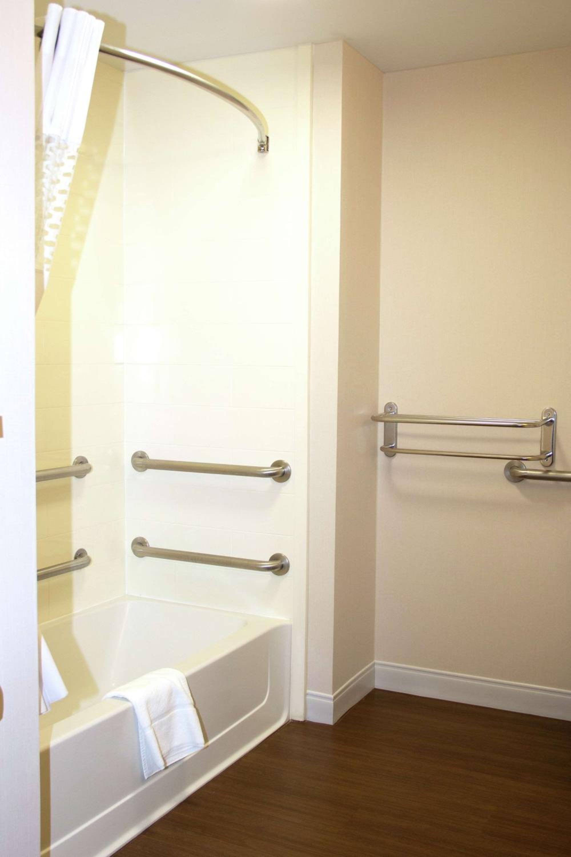 Queen Room with Two Queen Beds - Mobility and Hearing Access/Non-Smoking - Photo 3