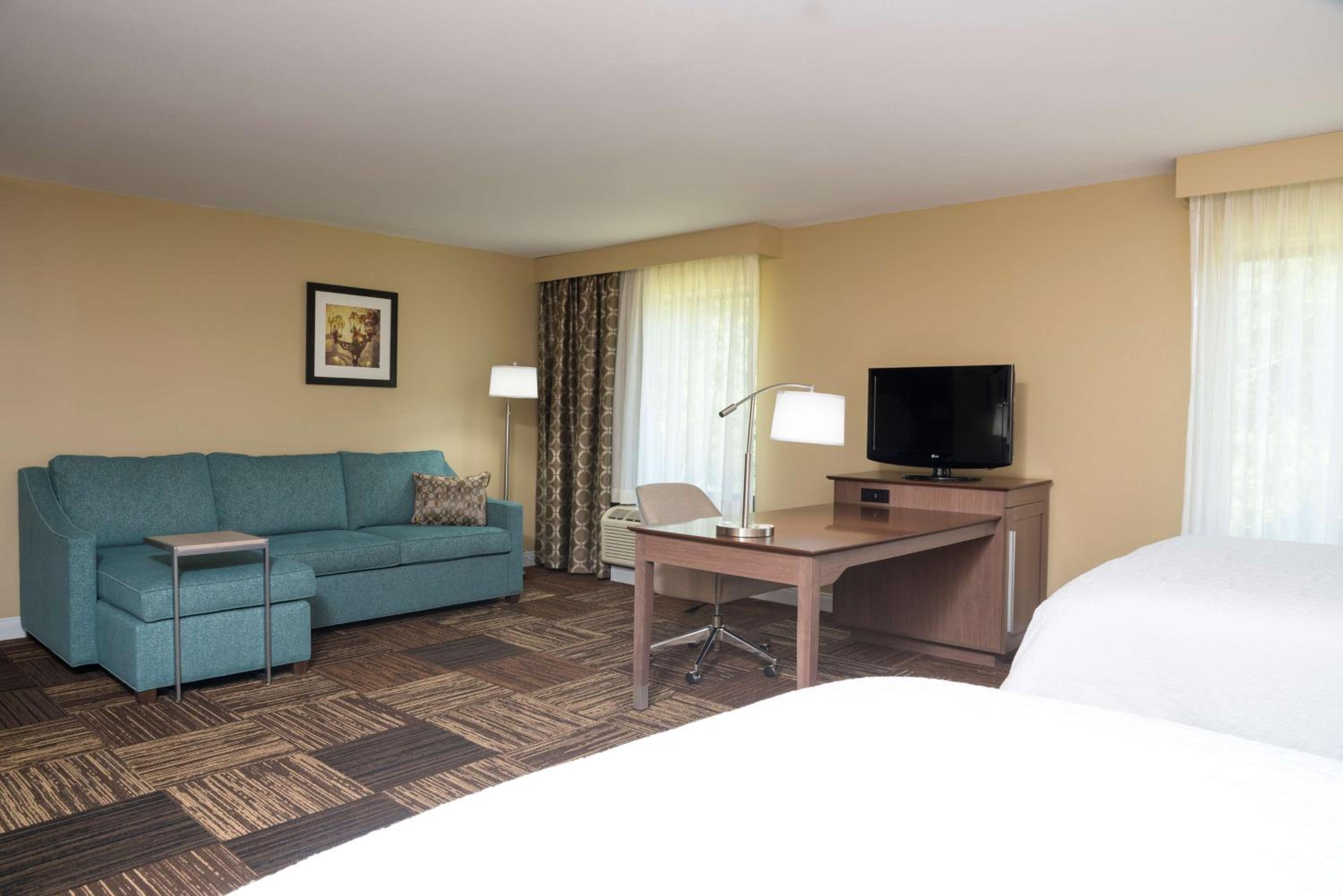 Queen Studio Suite with Two Queen Beds - Non-Smoking - Photo 5