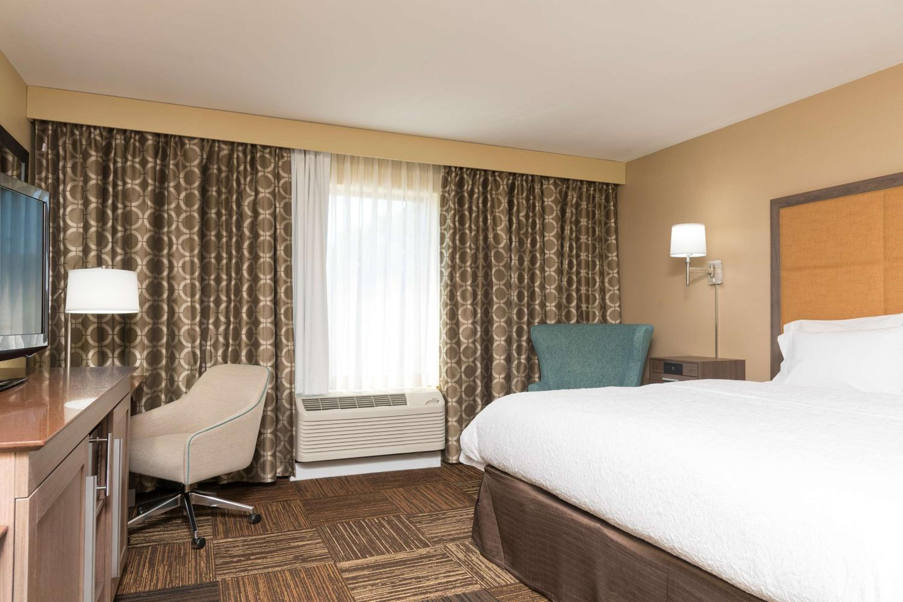 King Room with King Bed - Non-Smoking - Photo 2