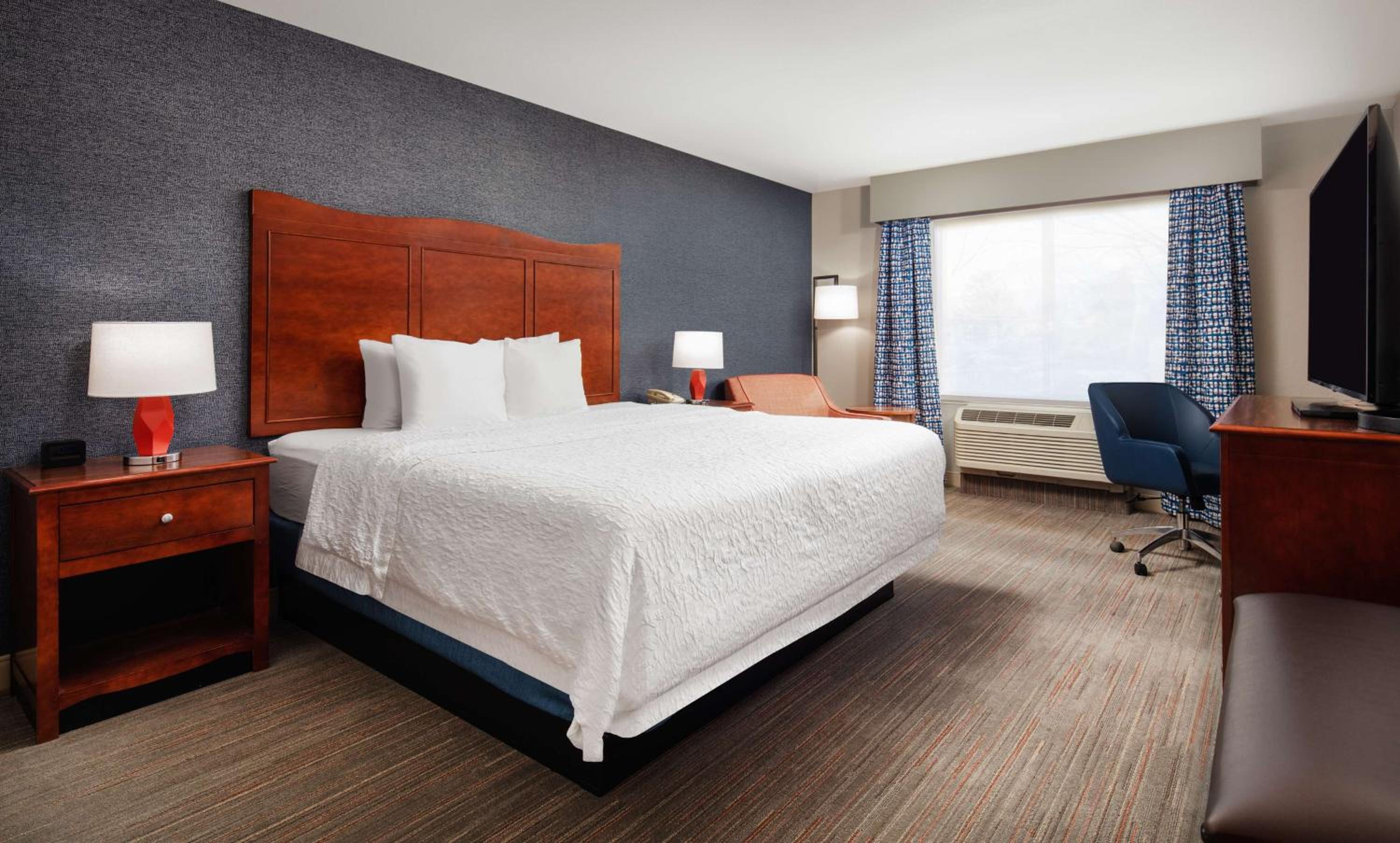 King Room with King Bed - Non-Smoking - Photo 1