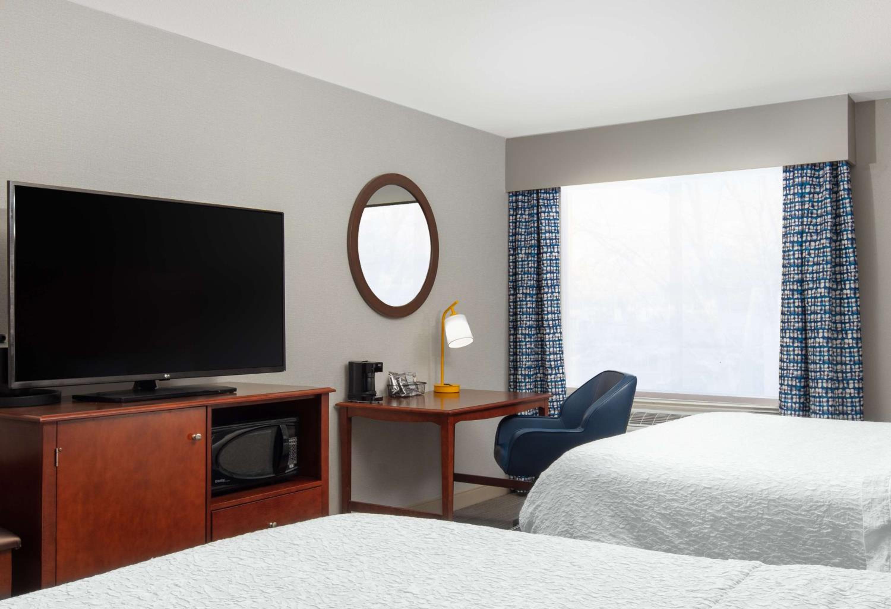 Room with Two Queen Beds - Non-Smoking - Photo 3
