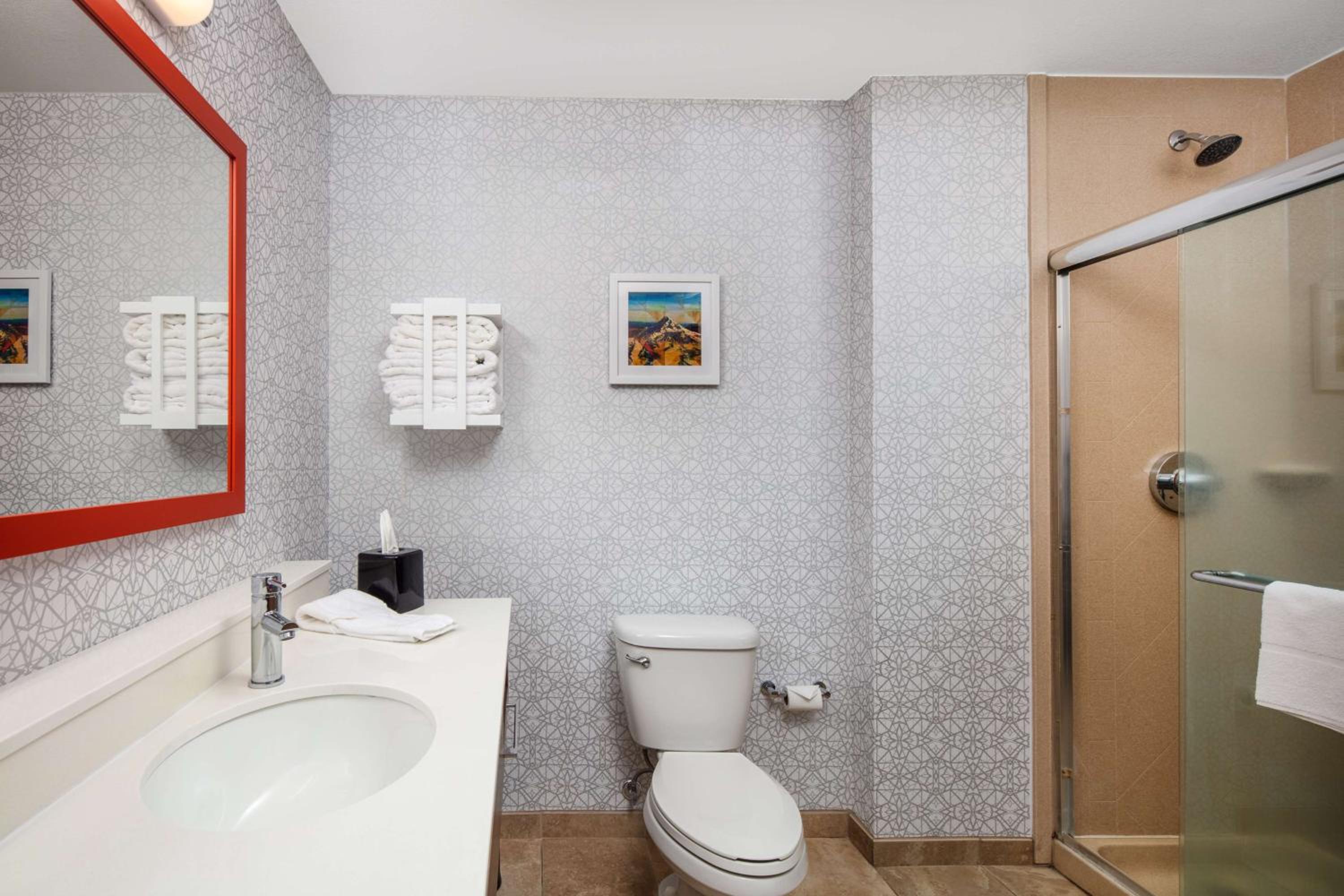 King Room - Hearing Accessible with Shower/Non-Smoking  - Photo 3