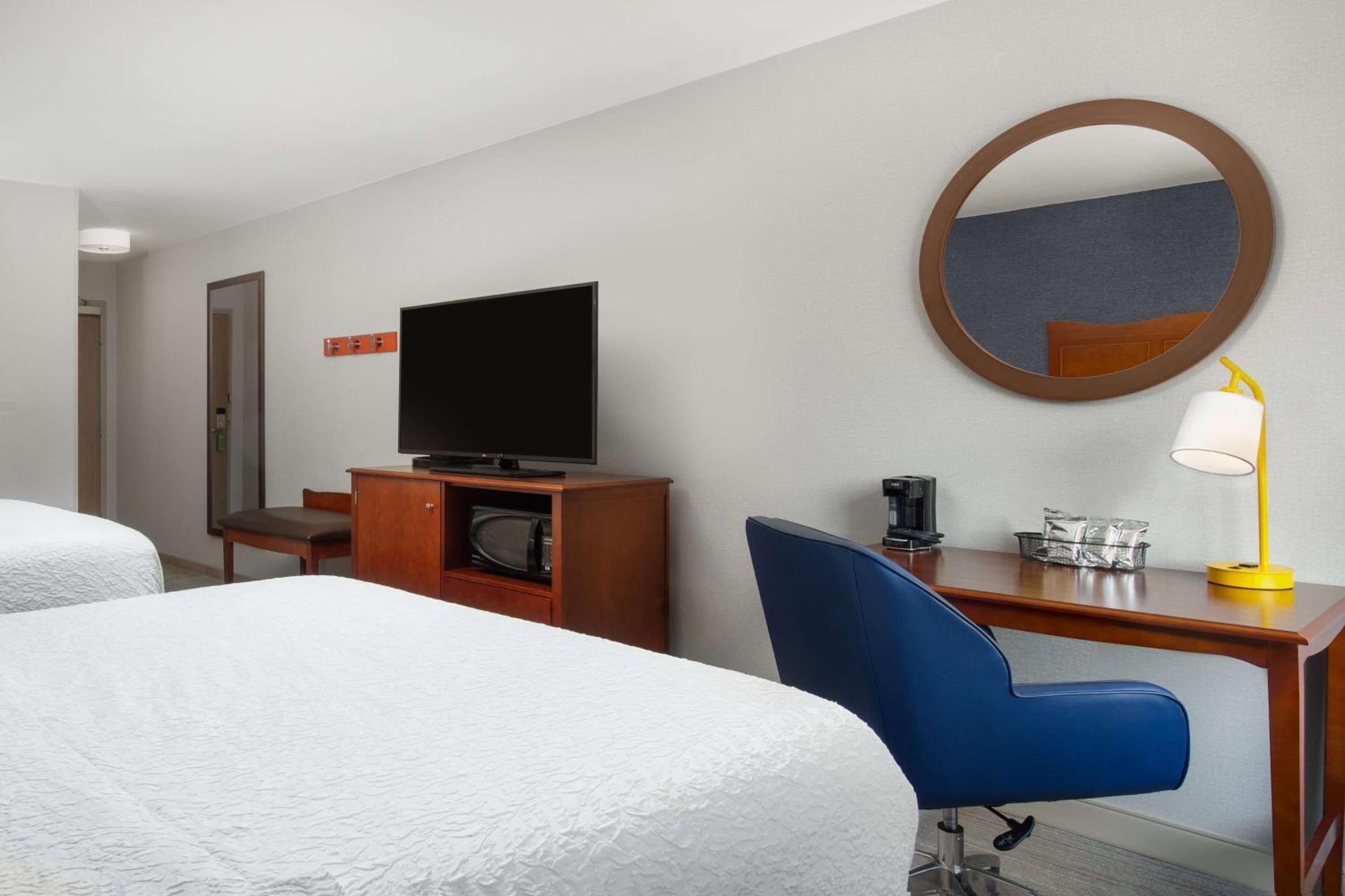Room with Two Queen Beds - Non-Smoking - Photo 2