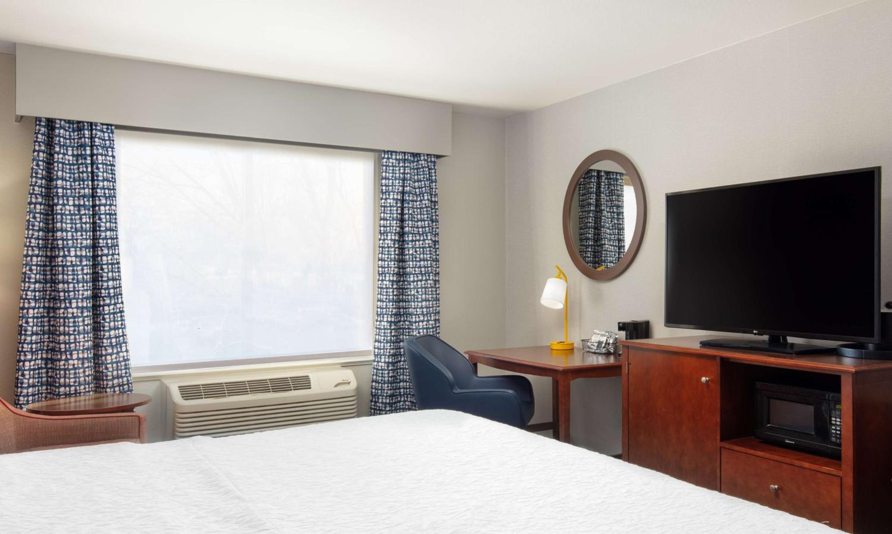 King Room with King Bed - Non-Smoking - Photo 4