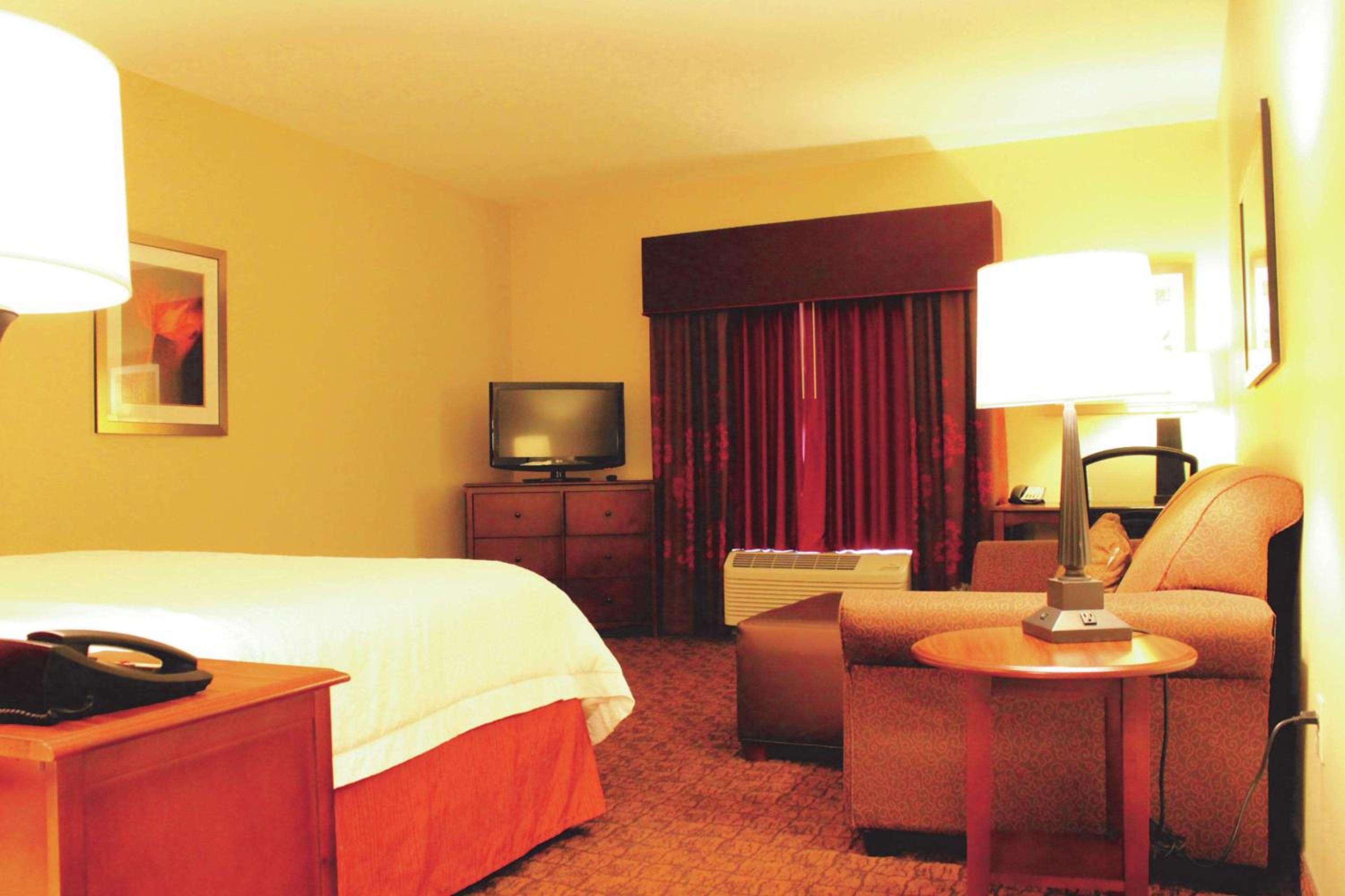 King Room with King Bed - Non-Smoking - Photo 2