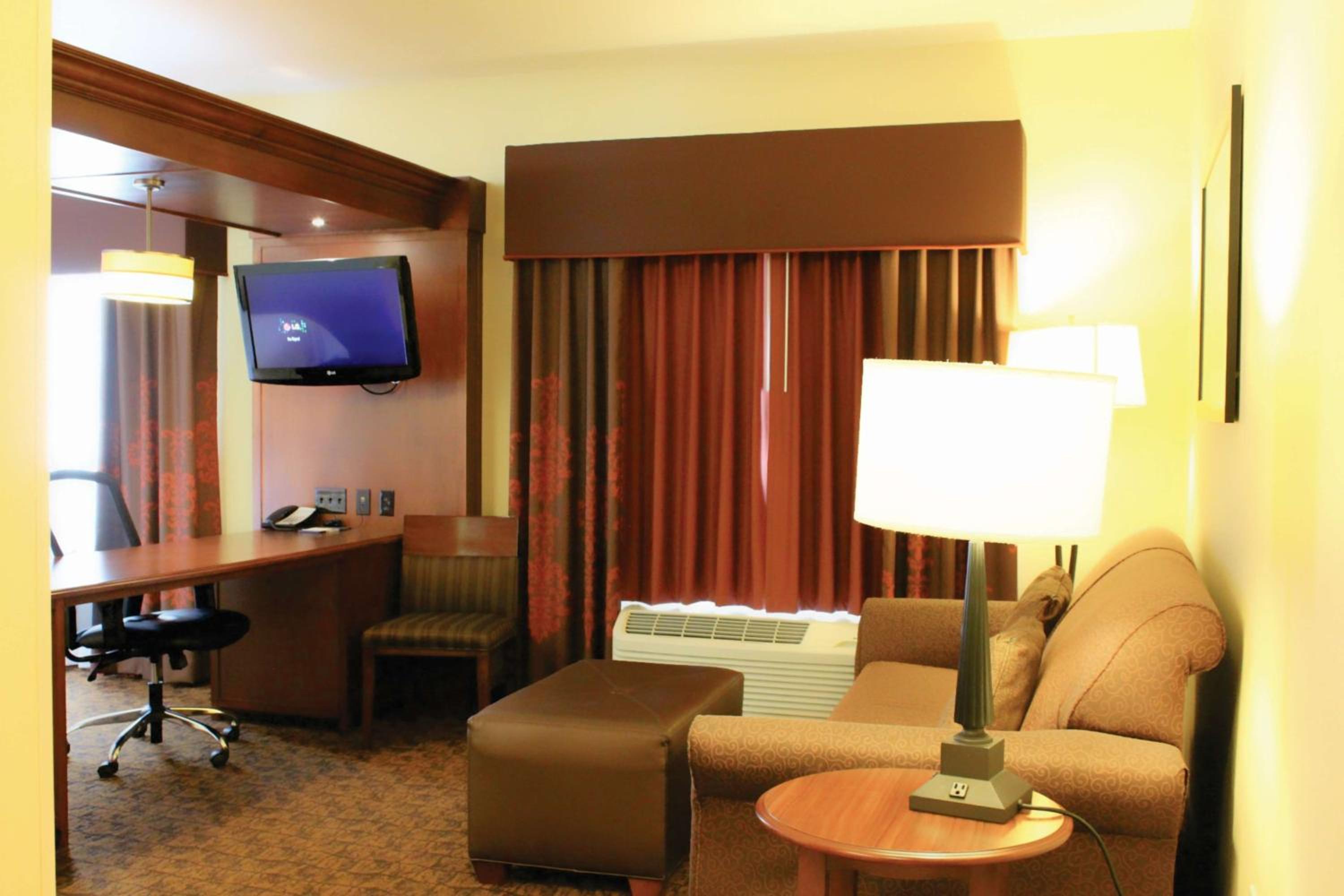 King Suite with Roll-In Shower - Mobility and Hearing Access/Non-Smoking - Photo 1