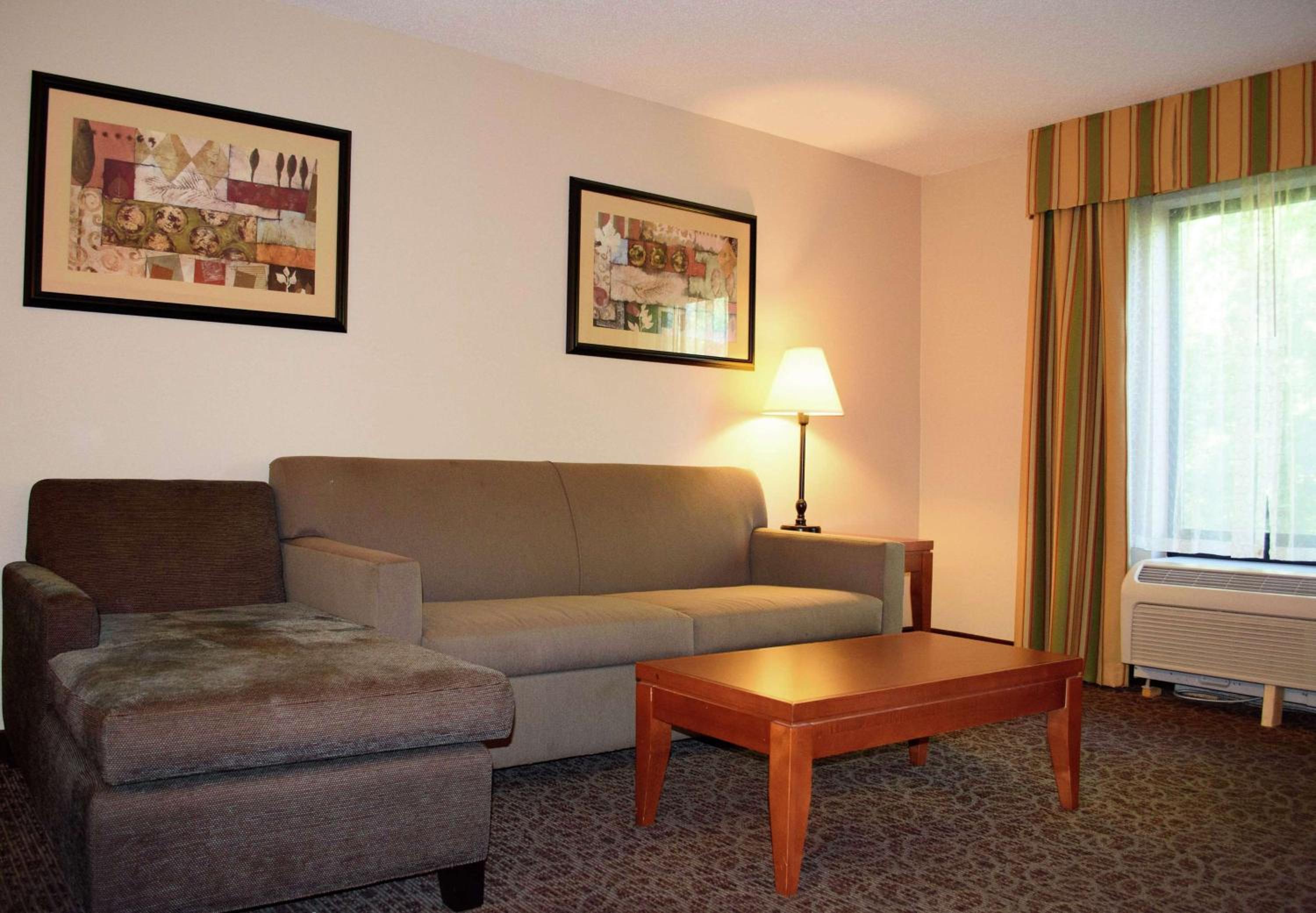 Queen Studio Suite with Two Queen Beds - Non-Smoking - Photo 7