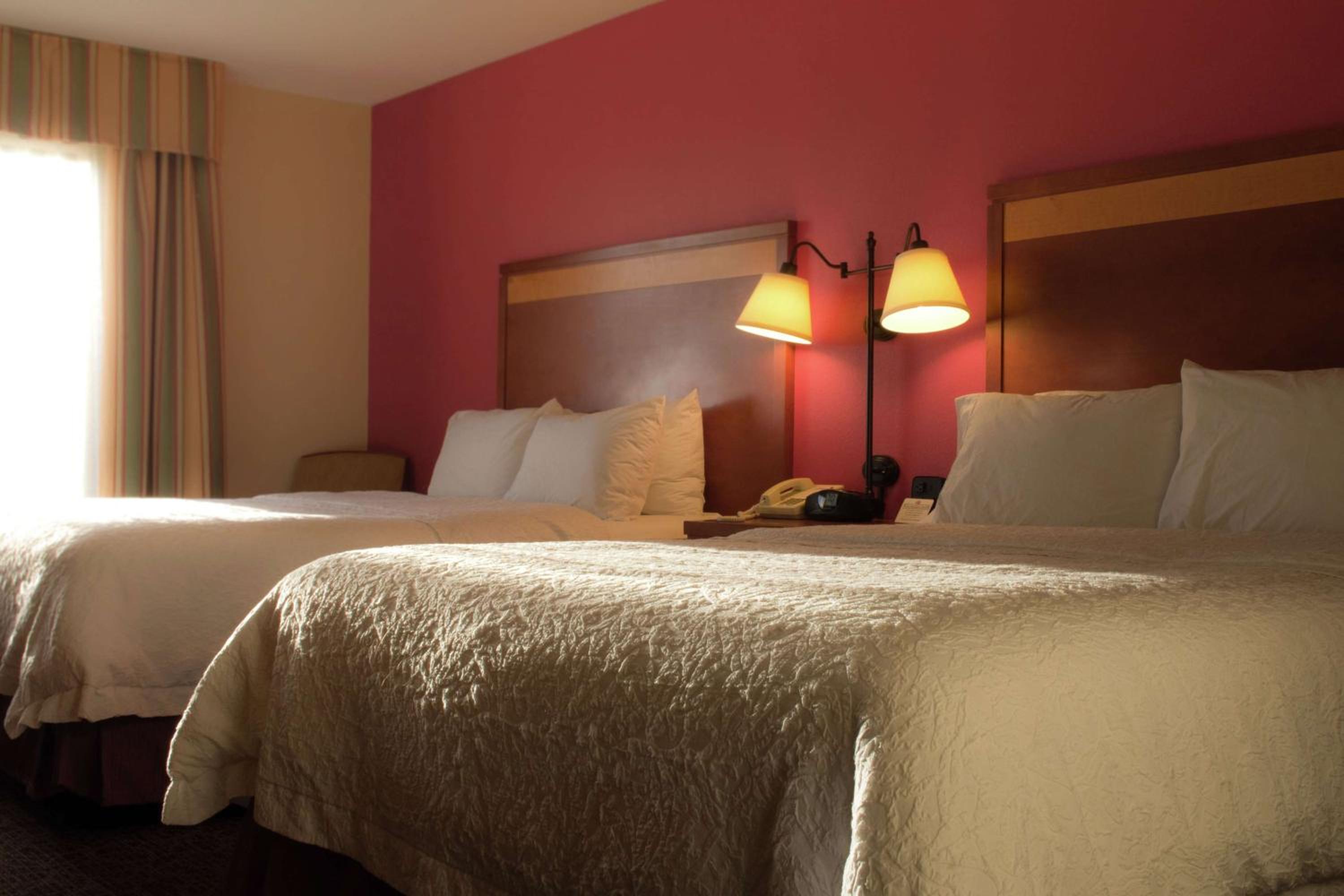 Queen Room with Two Queen Beds - Non-Smoking - Photo 4