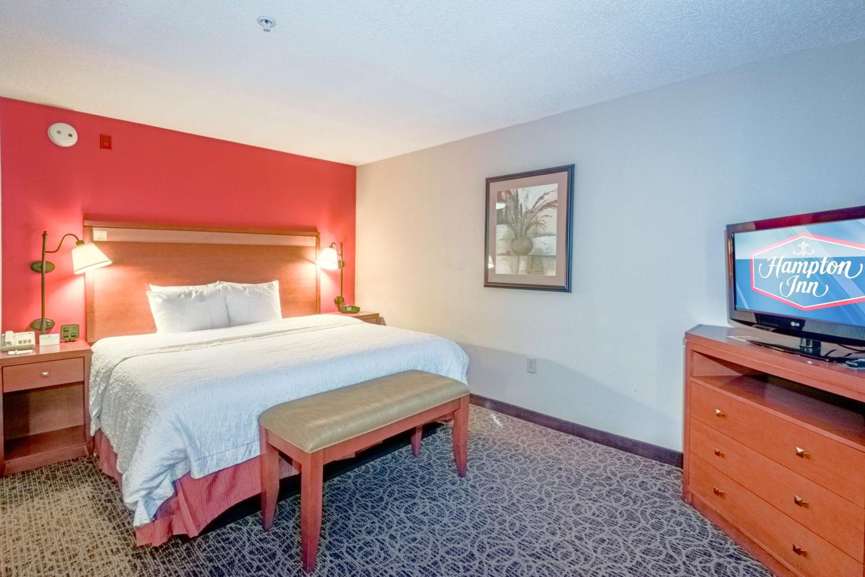 King Room with King Bed - Non-Smoking - Photo 10