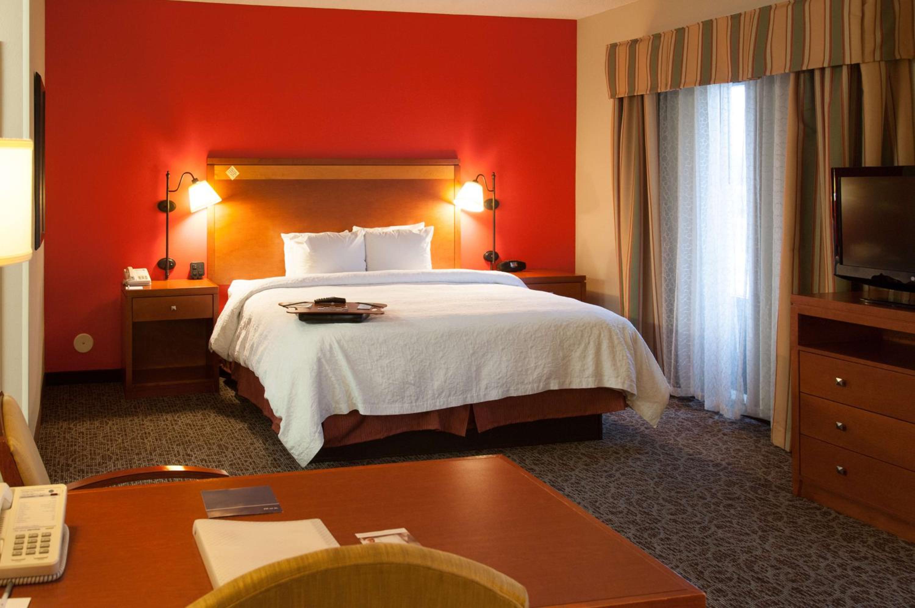 King Room with King Bed - Non-Smoking - Photo 2