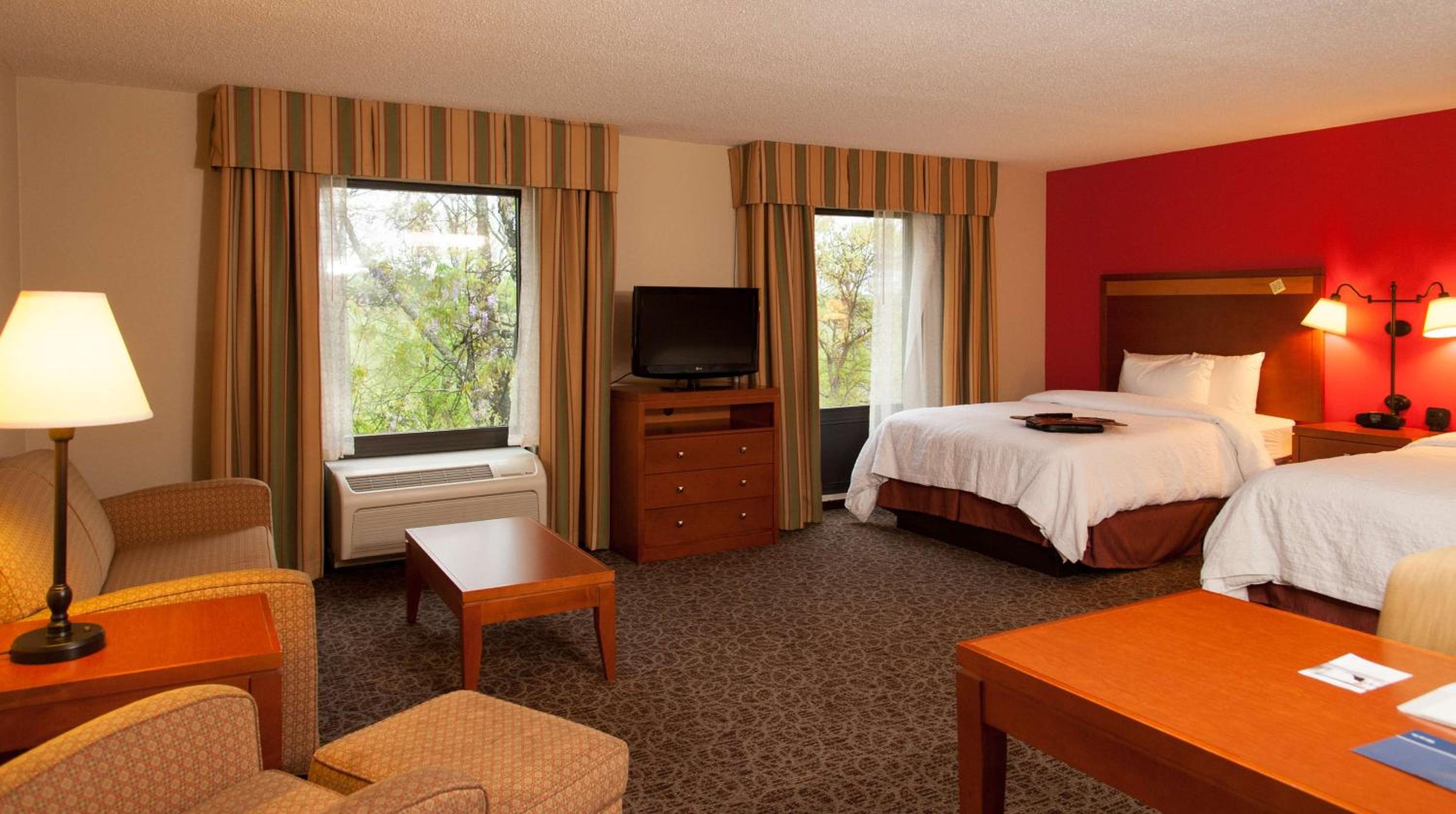 Queen Studio Suite with Two Queen Beds - Non-Smoking - Photo 2