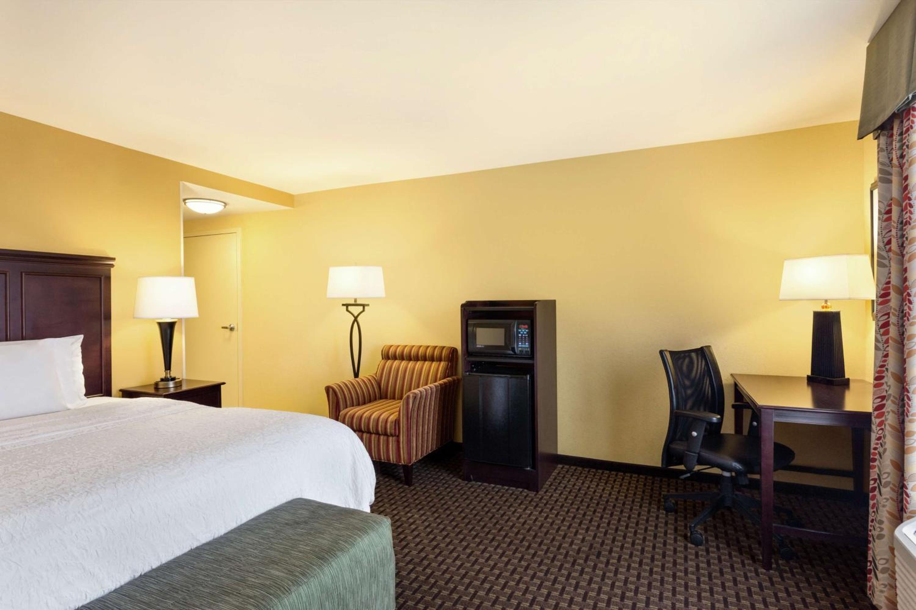 King Room with Accessible Tub - Mobility and Hearing Access/Non-Smoking