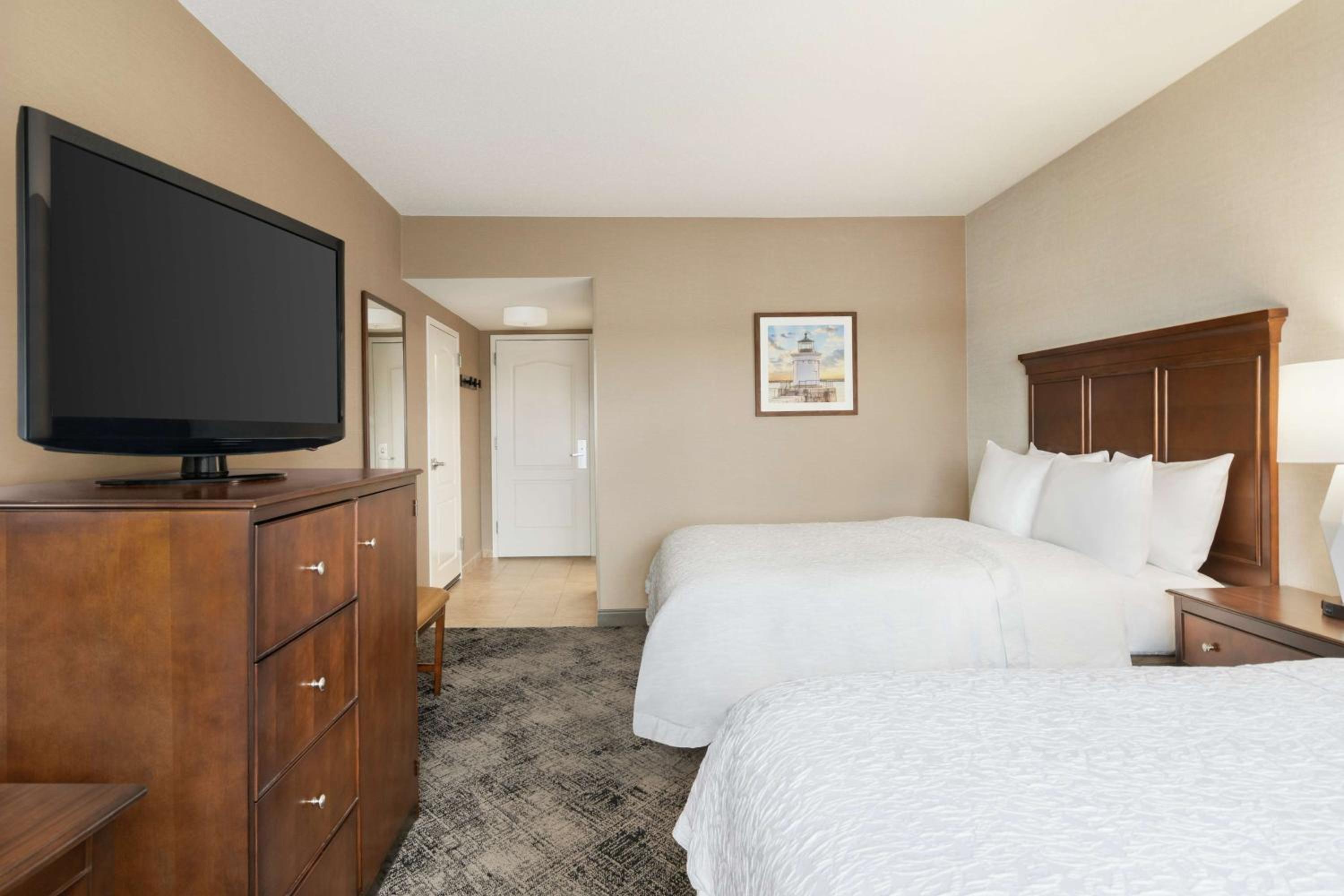 Queen Room with Two Queen Beds - Photo 2
