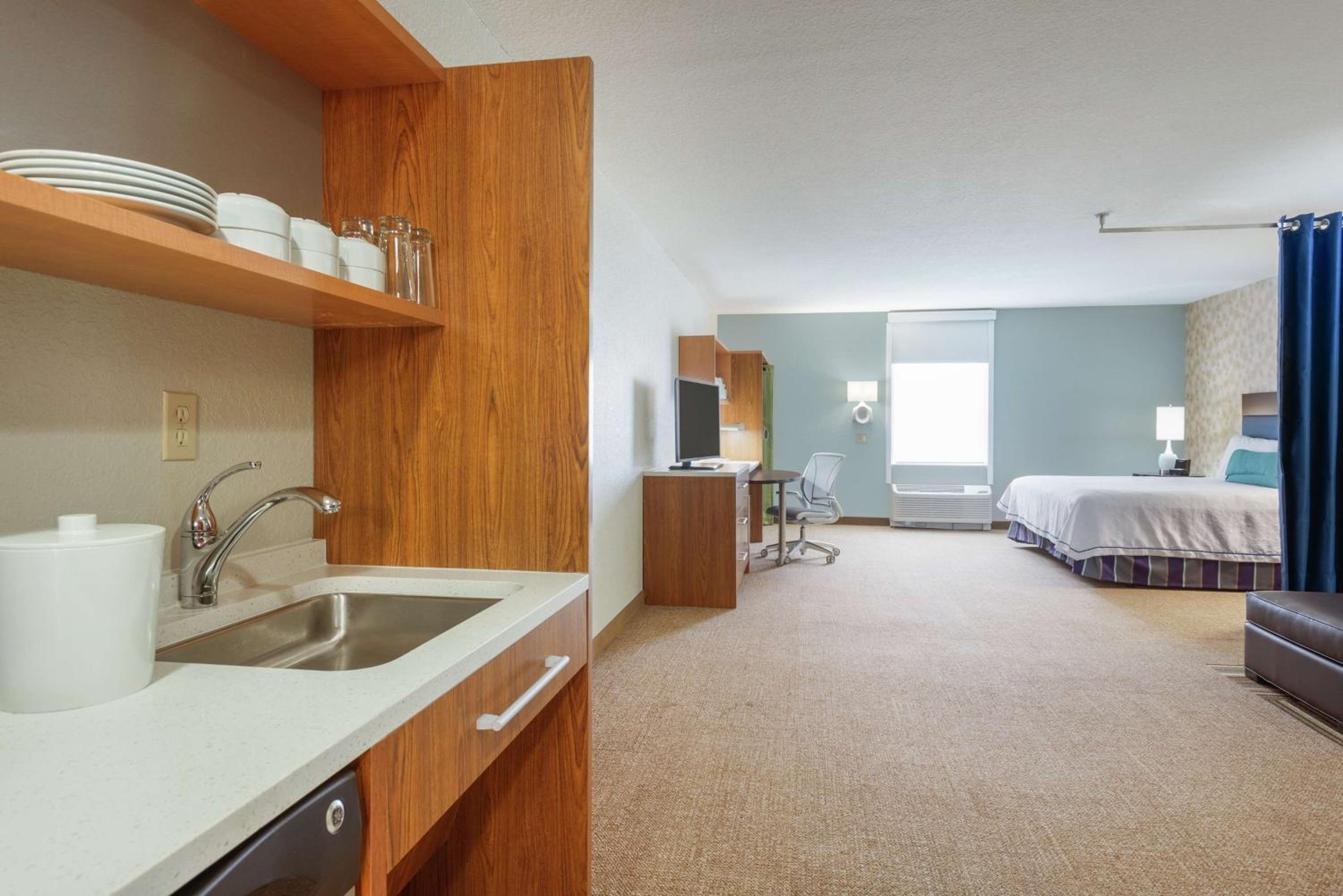 King Studio with Roll-In Shower - Mobility and Hearing Access/Non-Smoking