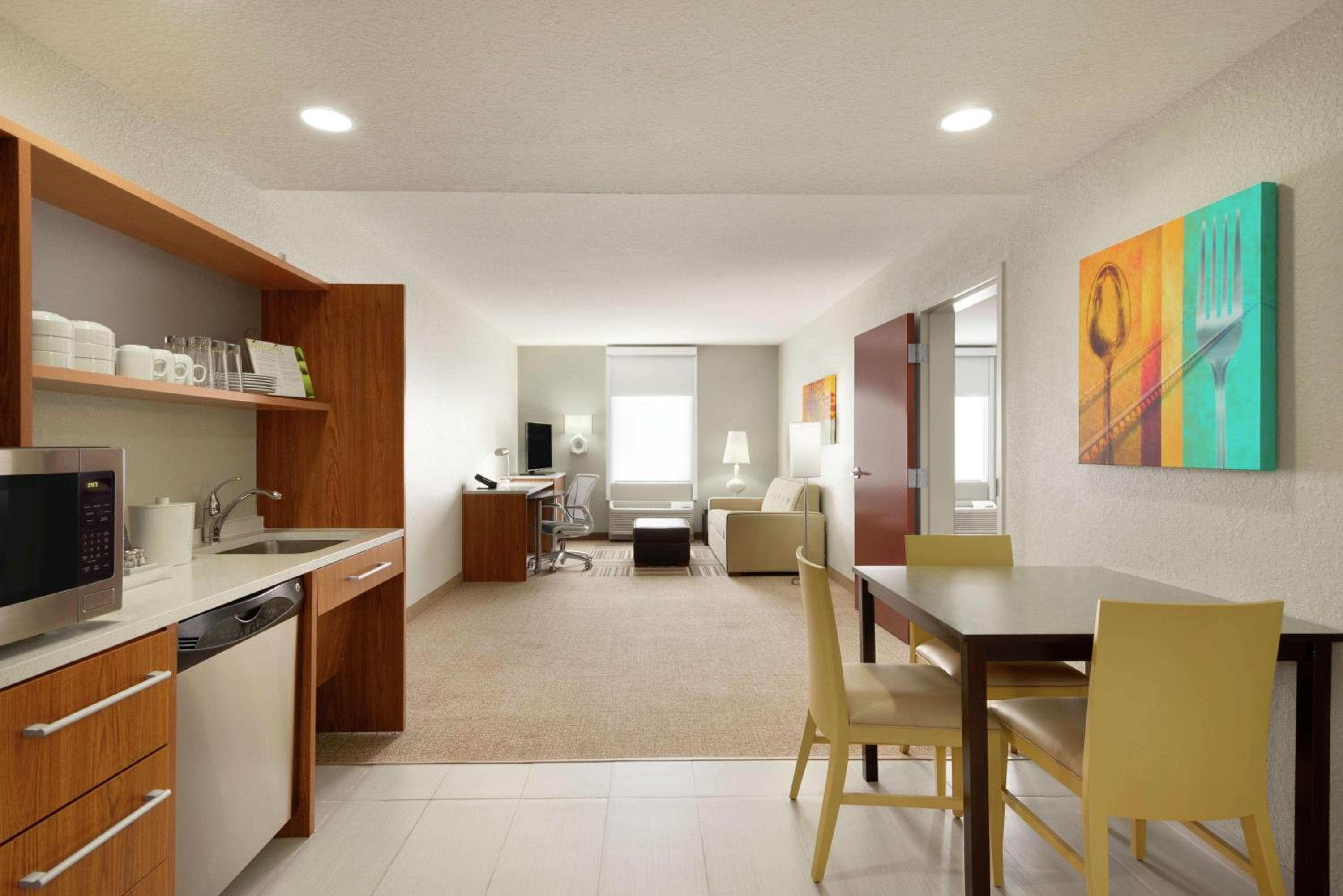 King Suite with Roll-In Shower - Mobility and Hearing Access/Non-Smoking