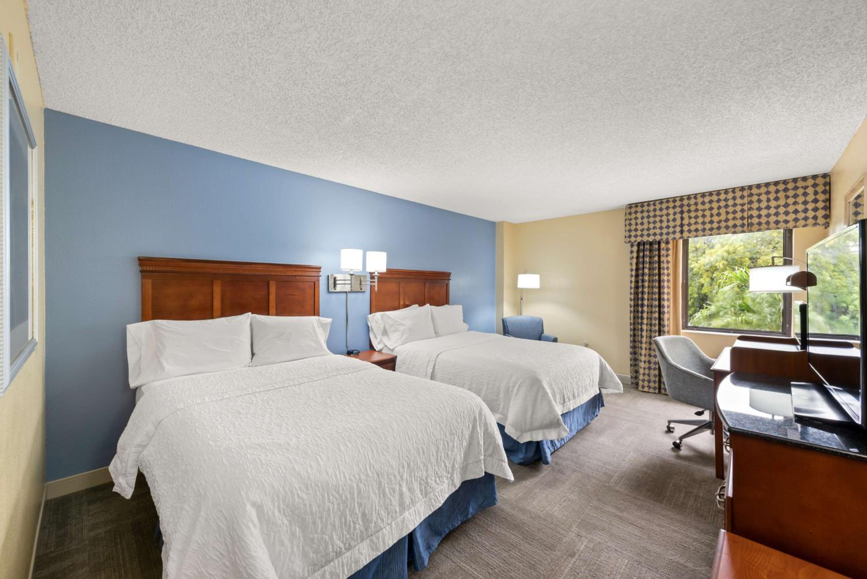 Queen Room with Two Queen Beds photo 2