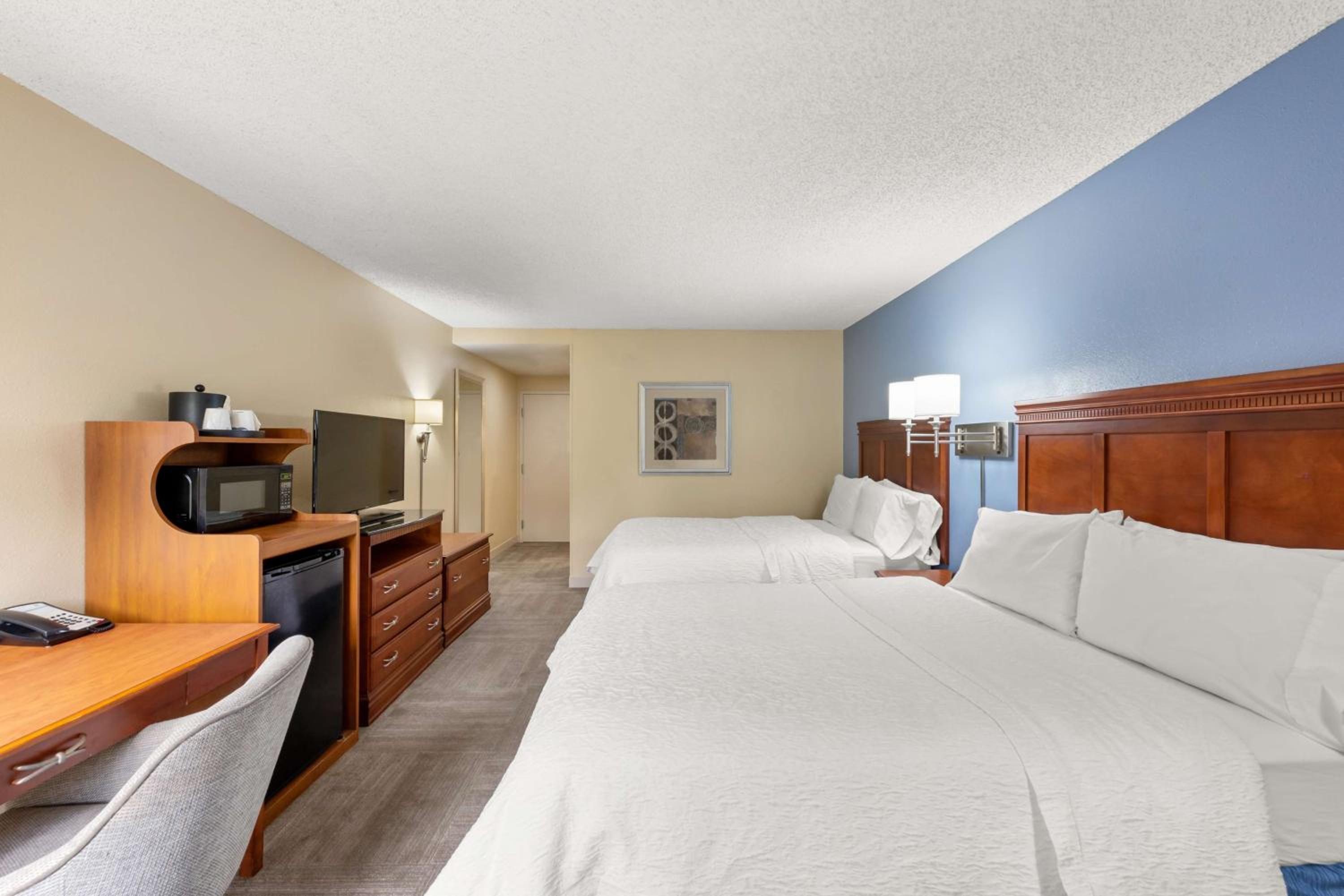 Queen Room with Two Queen Beds photo 3