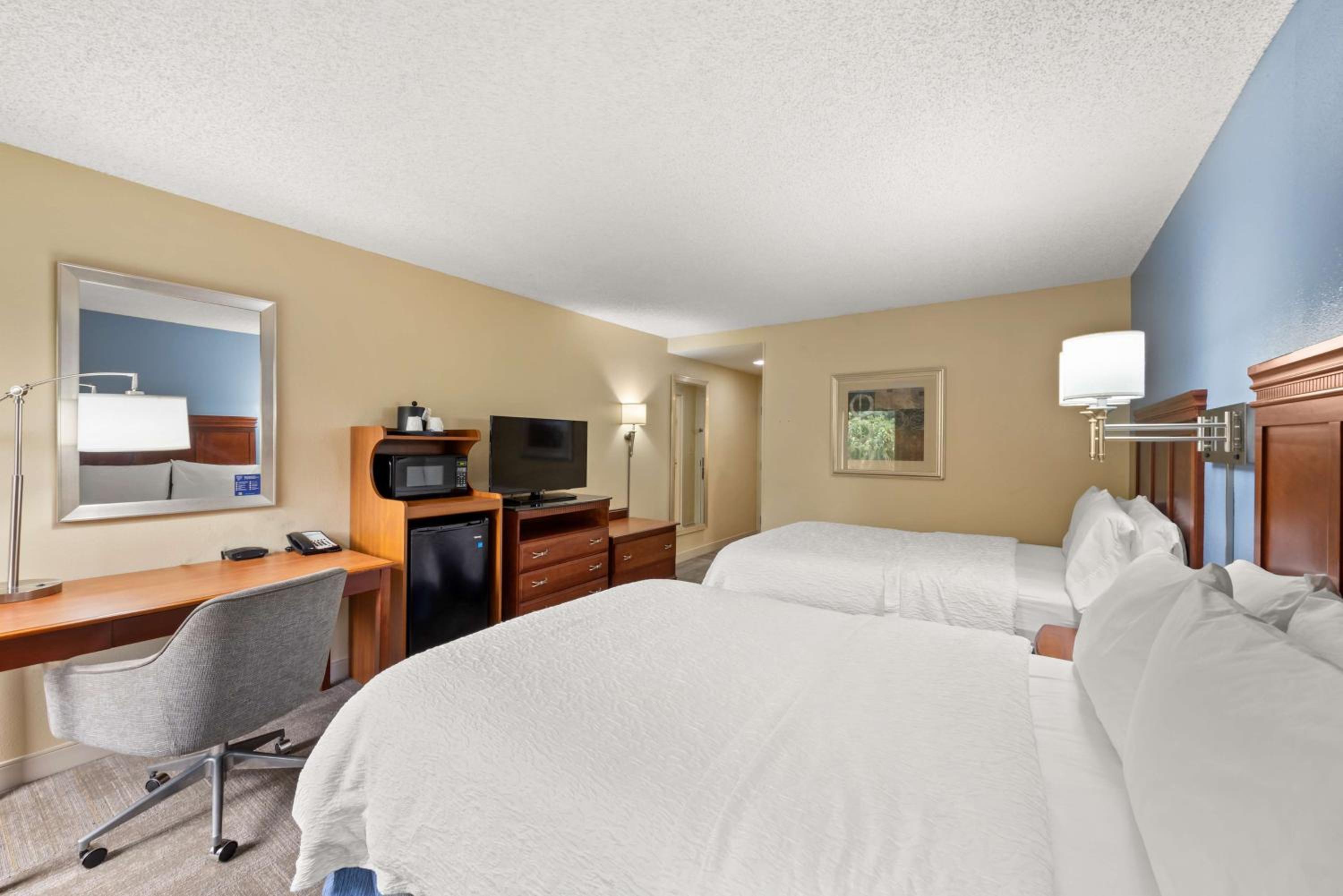 Queen Room with Two Queen Beds photo 2