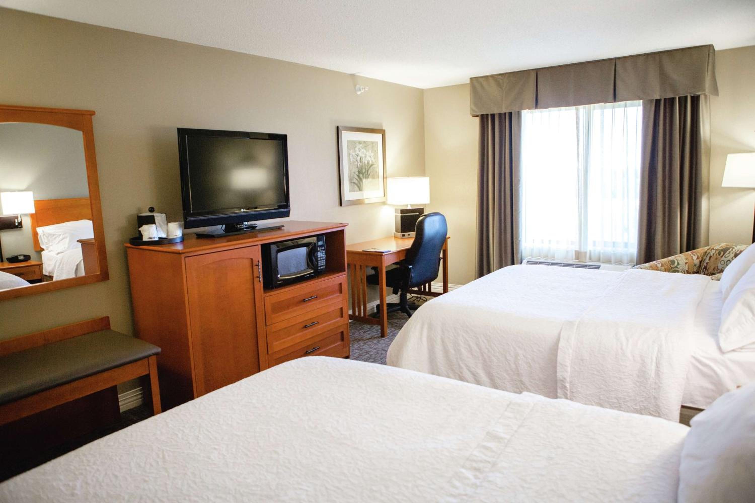 Queen Room with Two Queen Beds and Shower/Bath Tub - Non-Smoking photo 2