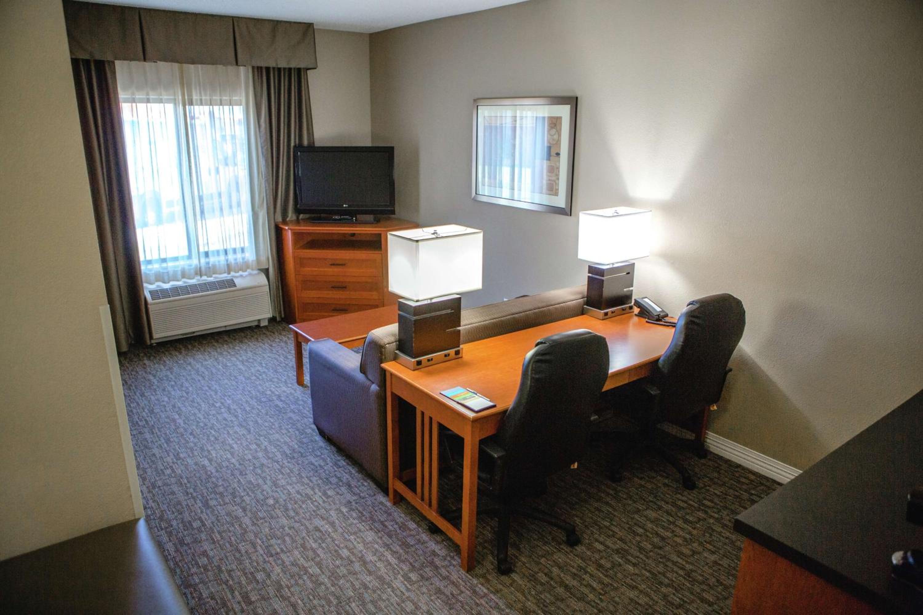 One-Bedroom King Suite with Fireplace photo 3