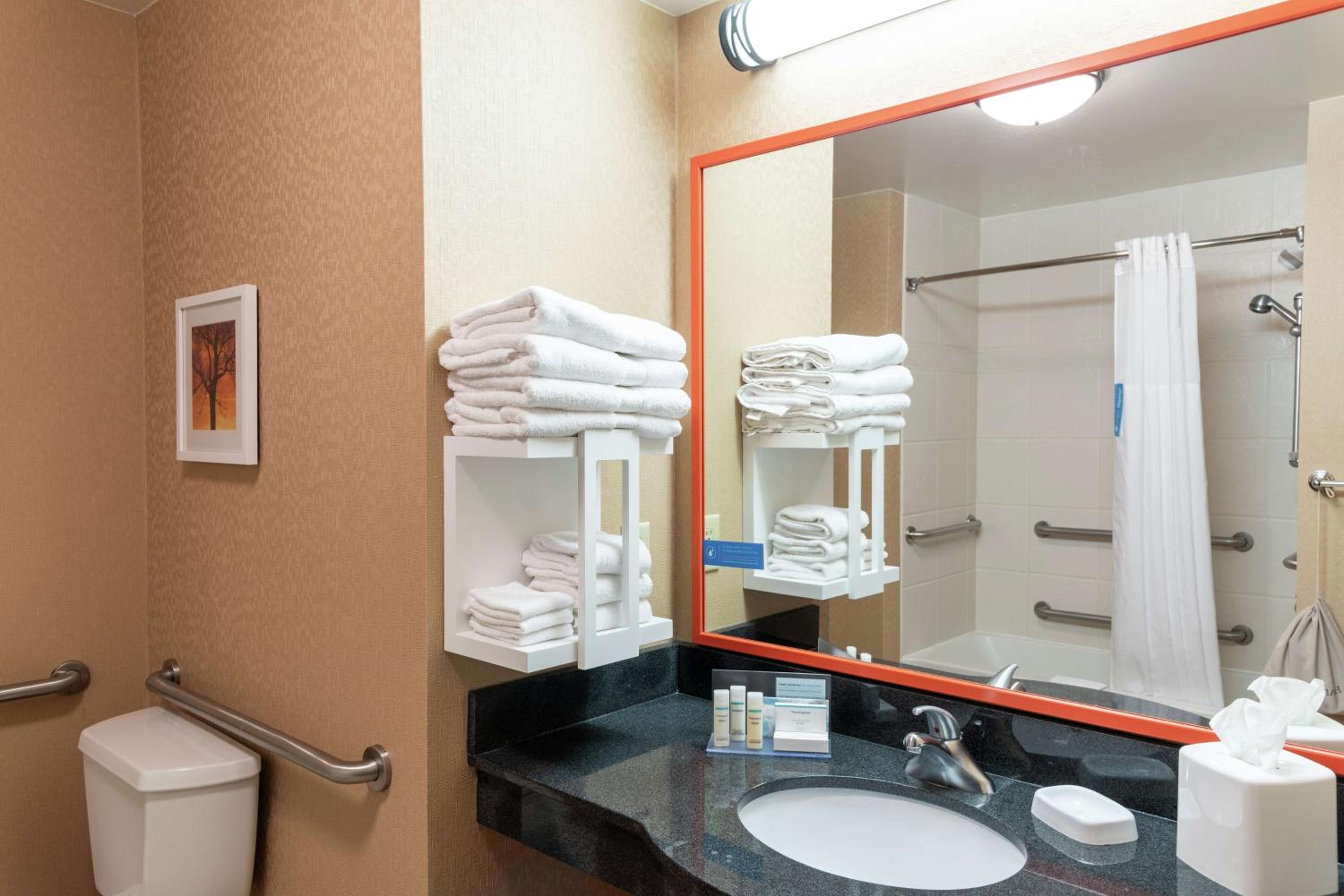 Queen Room with Two Queen Beds and Bath Tub - Mobility Access - Photo 4