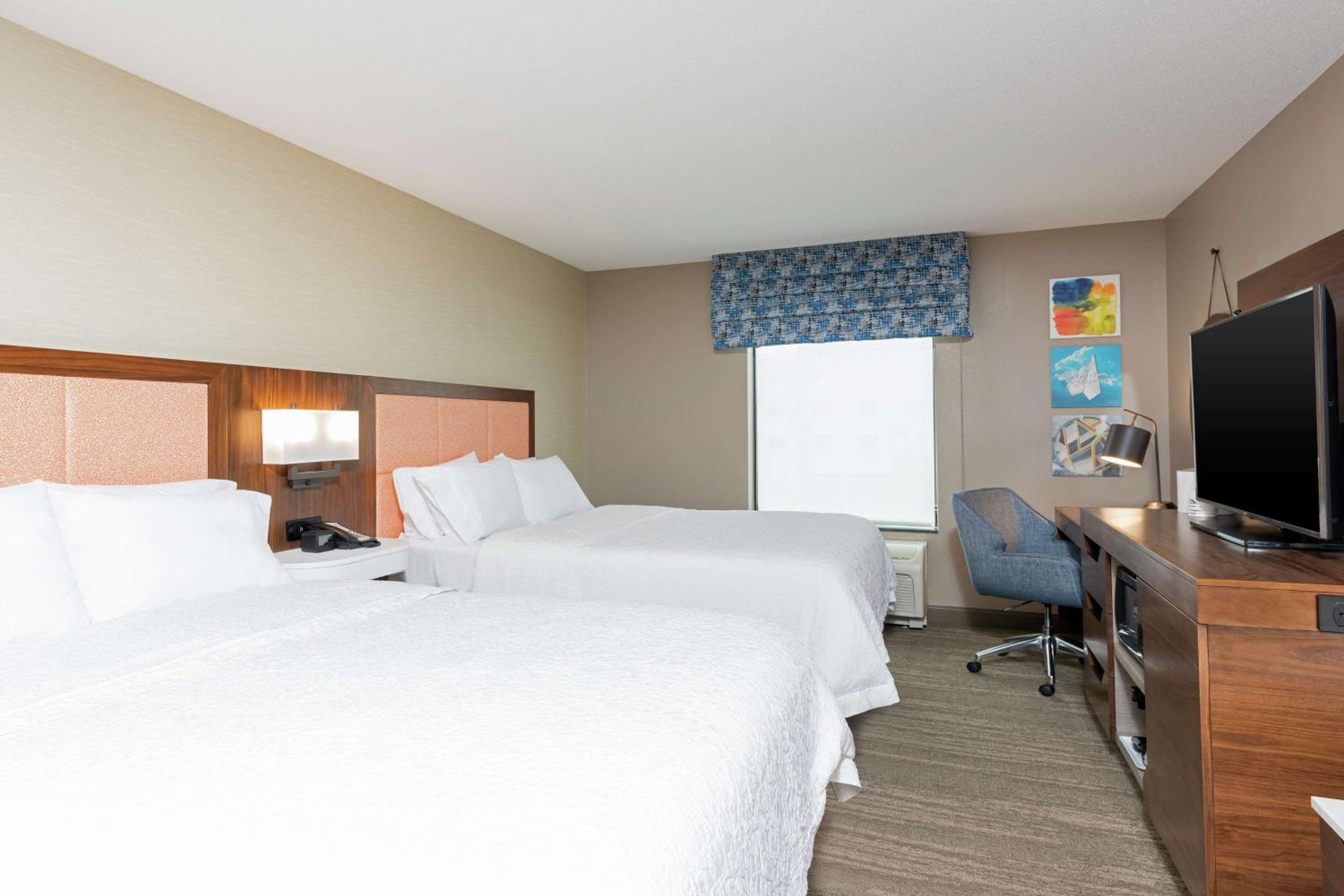 Queen Room with Two Queen Beds - Photo 2