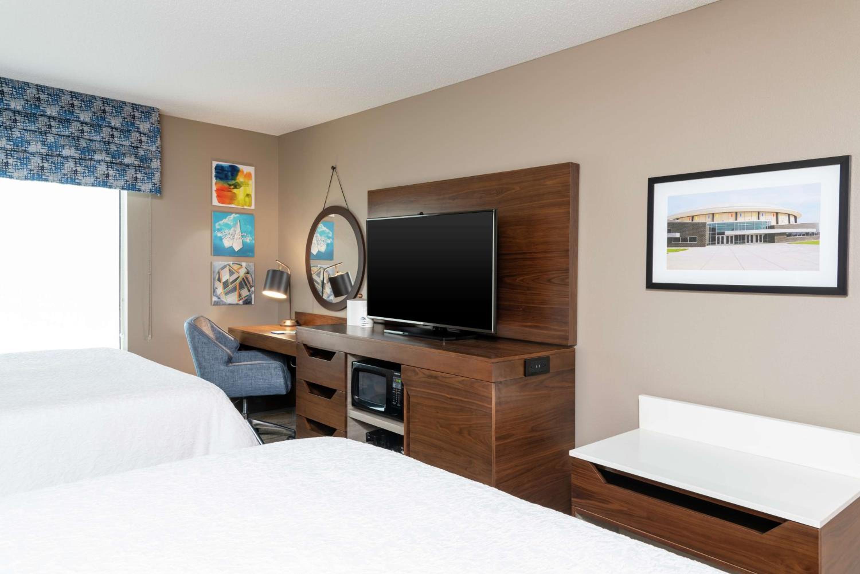 Queen Room with Two Queen Beds - Photo 3