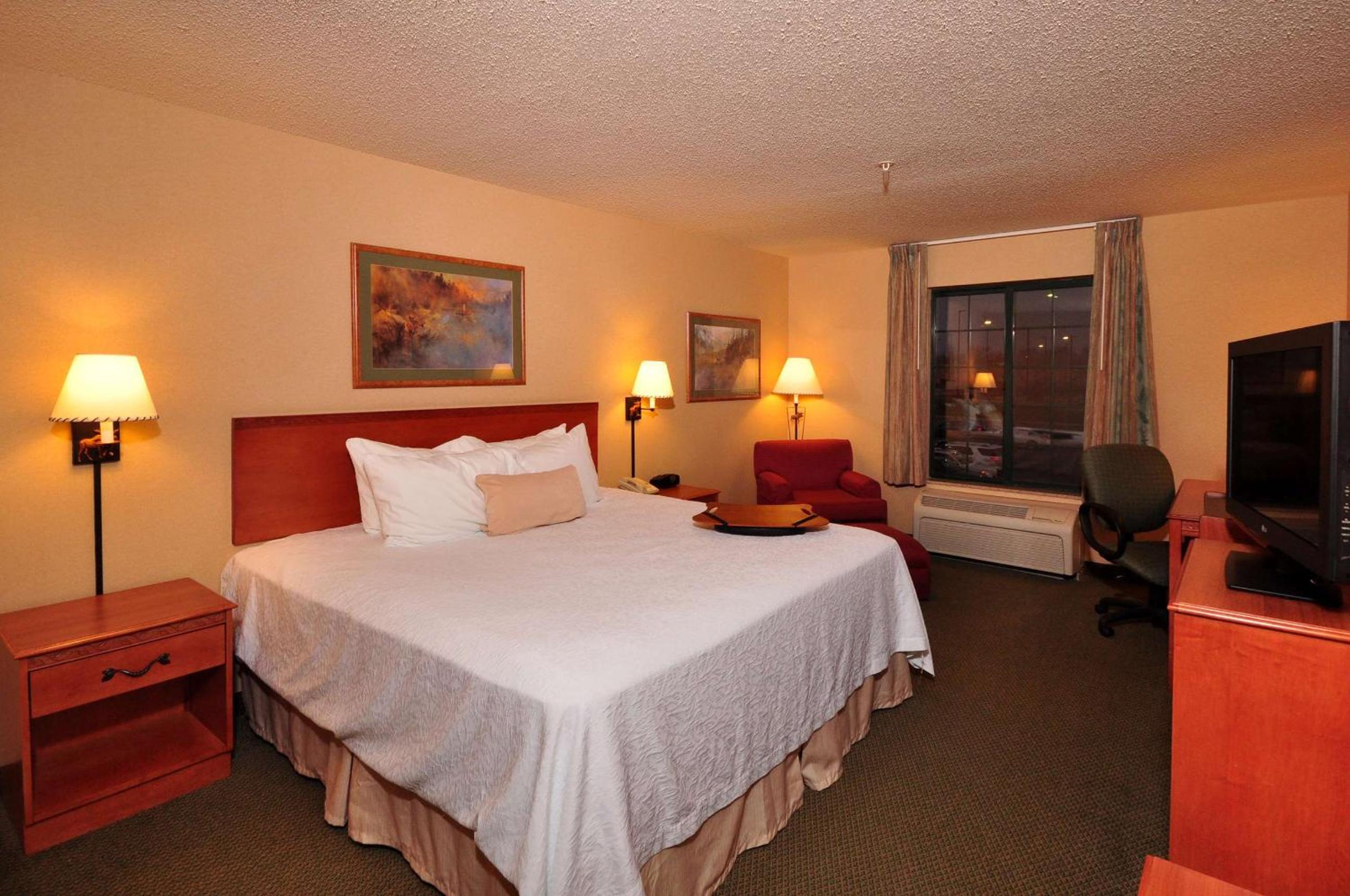 King Room with King Bed - Non-Smoking - Photo 1