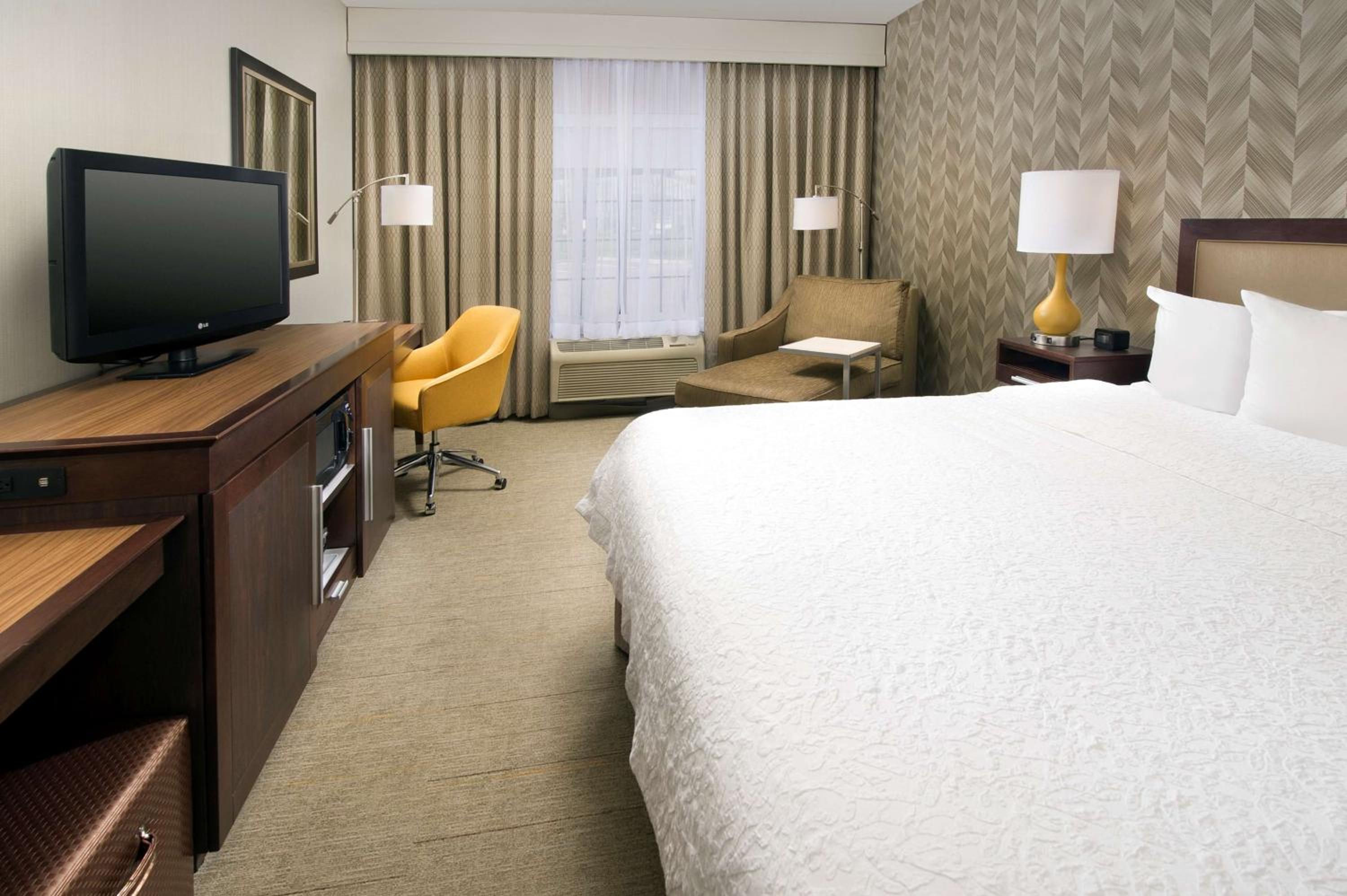 King Room with King Bed - Non-Smoking - Photo 3