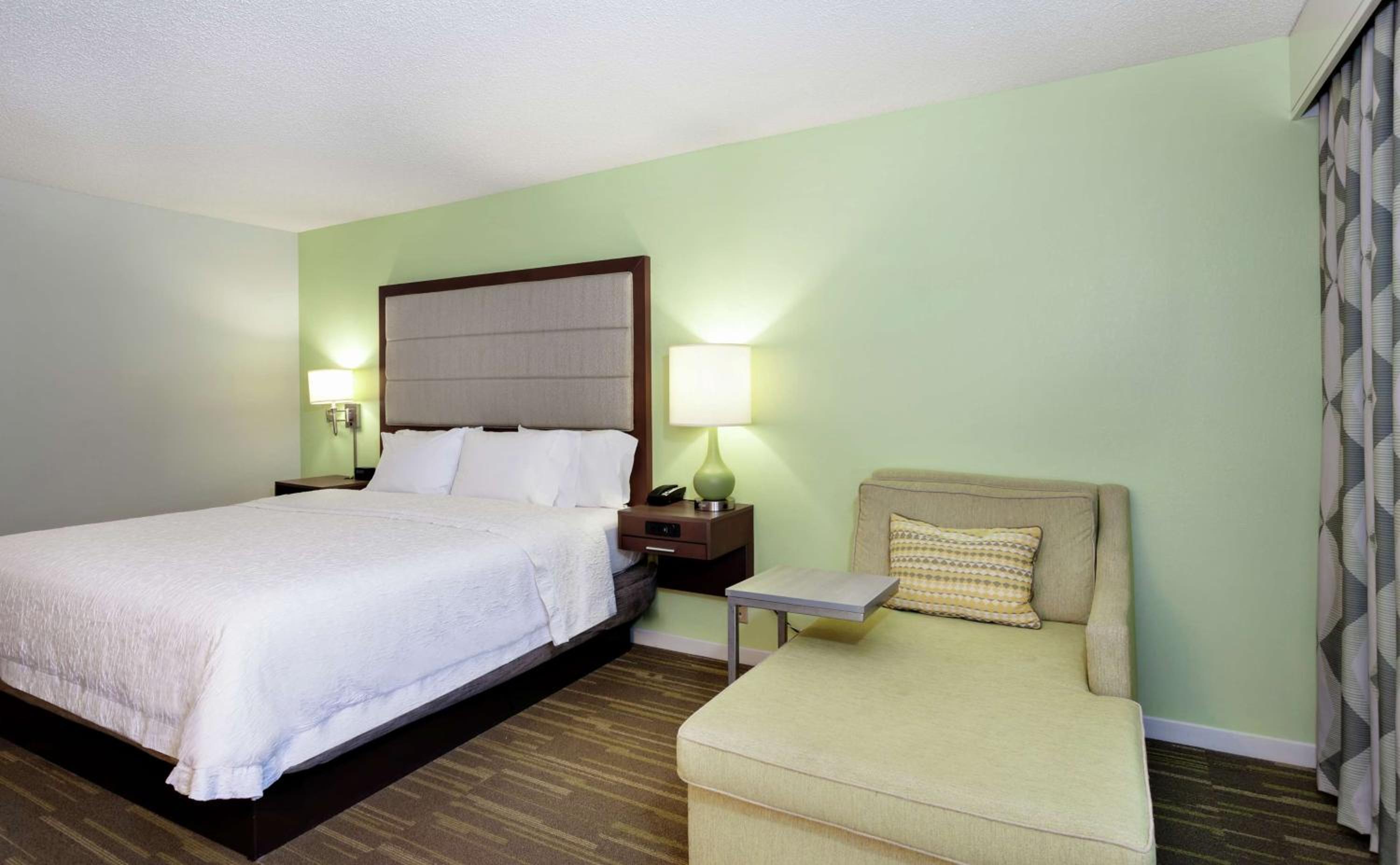 King Room with King Bed - Non-Smoking - Photo 3
