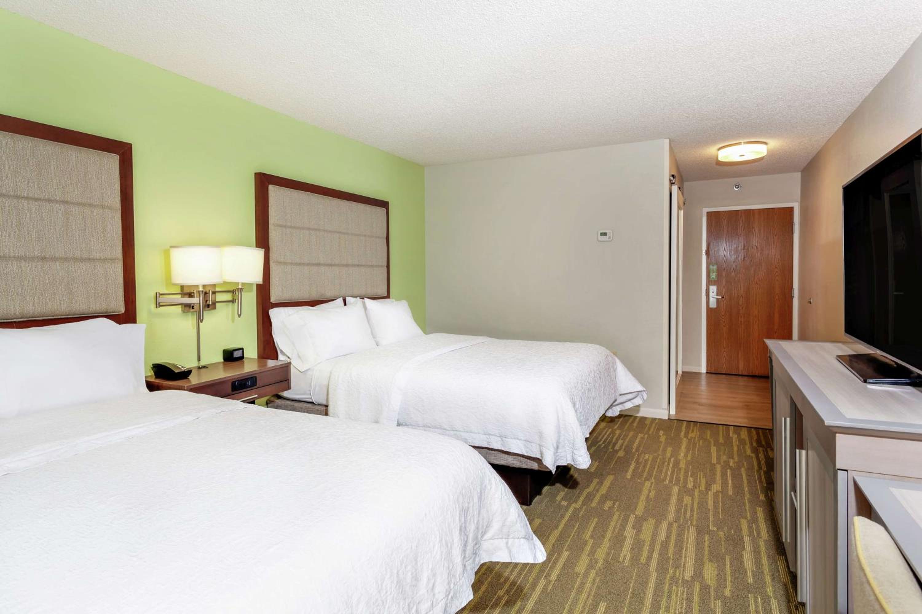 Room with Two Queen Beds - Non-Smoking - Photo 3