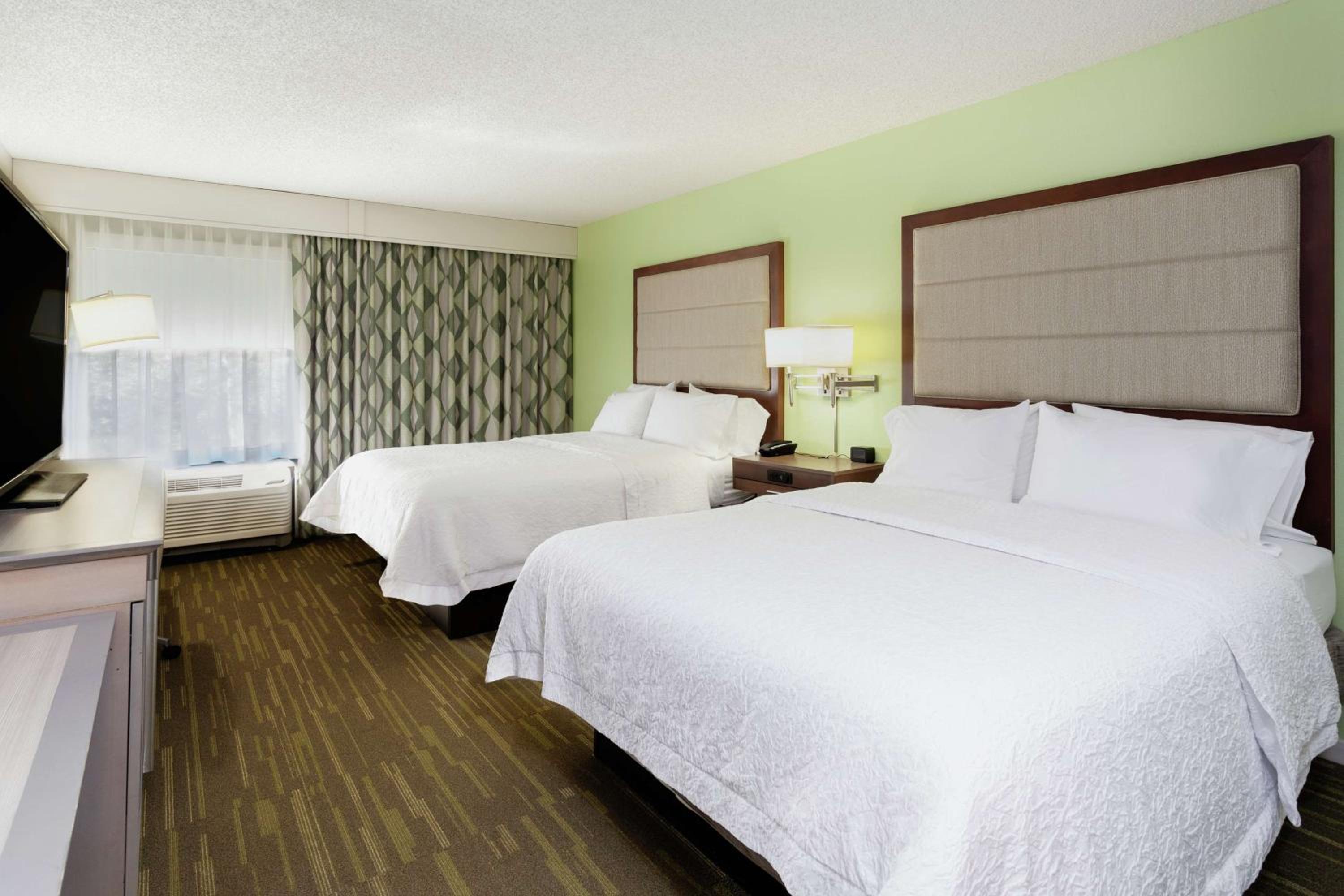 Room with Two Queen Beds - Non-Smoking - Photo 4