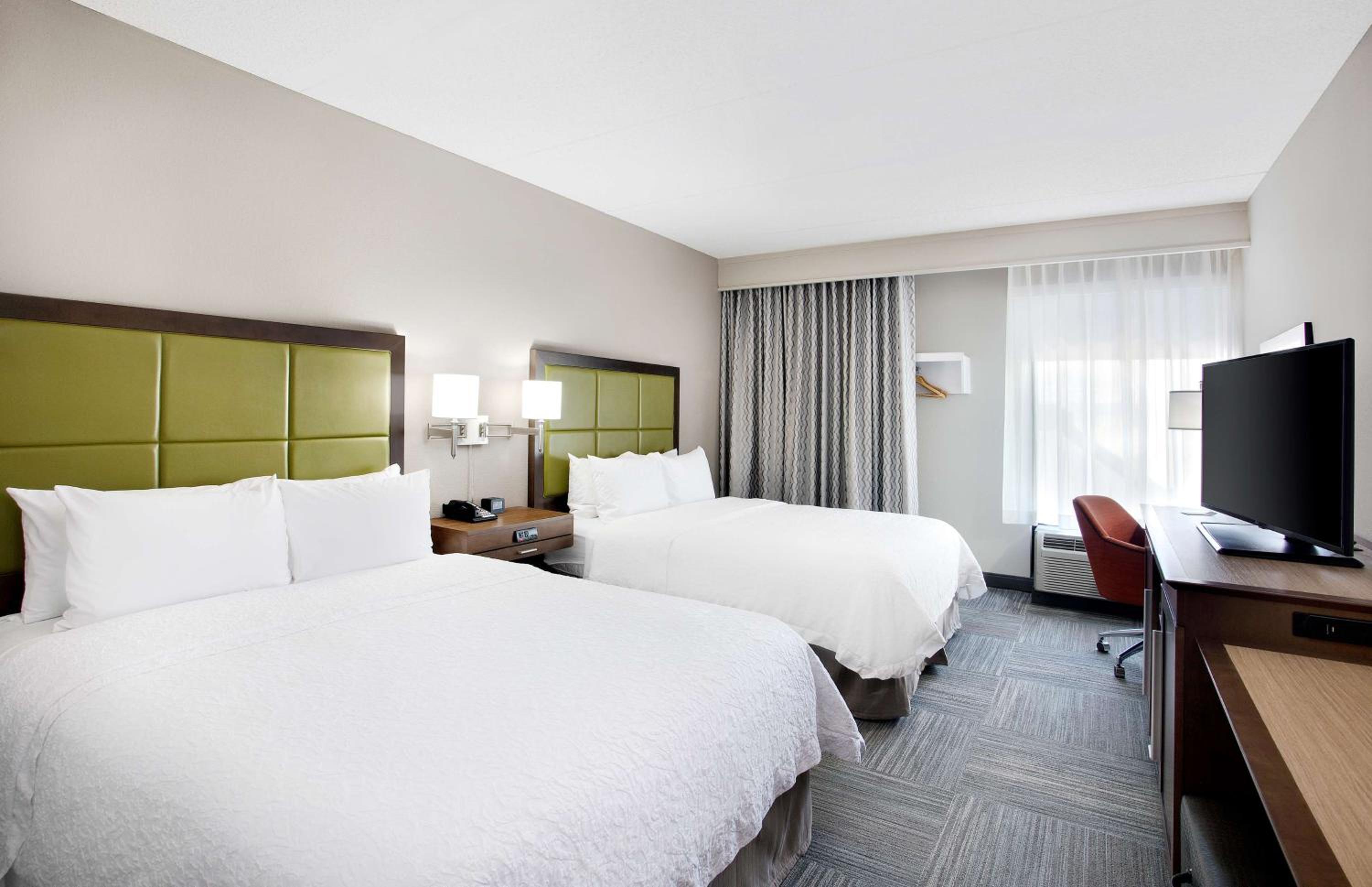 Room with Two Queen Beds - Non-Smoking - Photo 4
