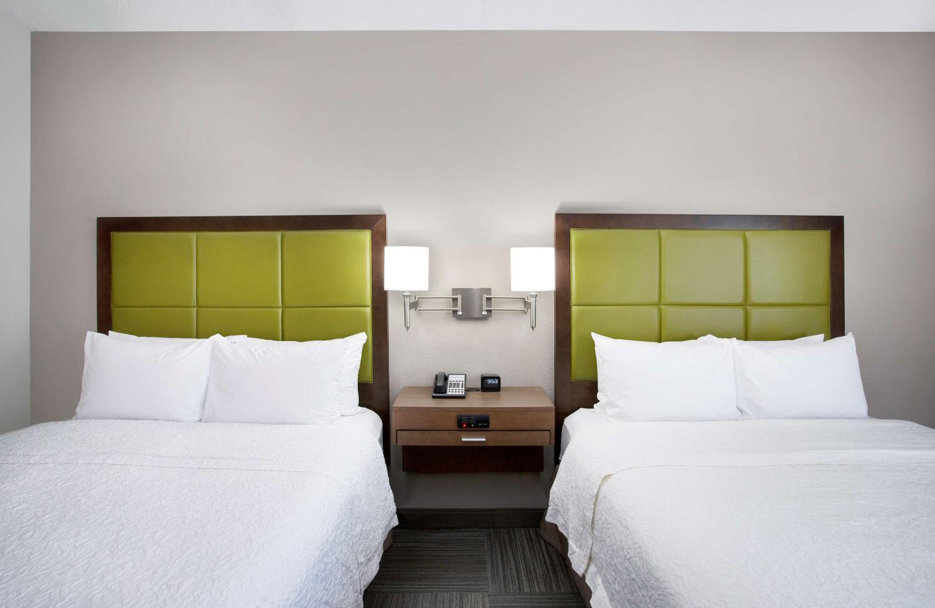 Room with Two Queen Beds - Non-Smoking - Photo 3